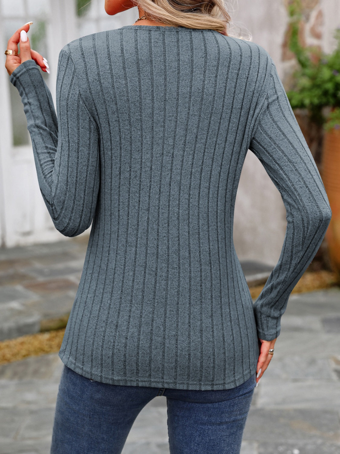 Hilda | Long-sleeved T-shirt with decorative button and crew neck