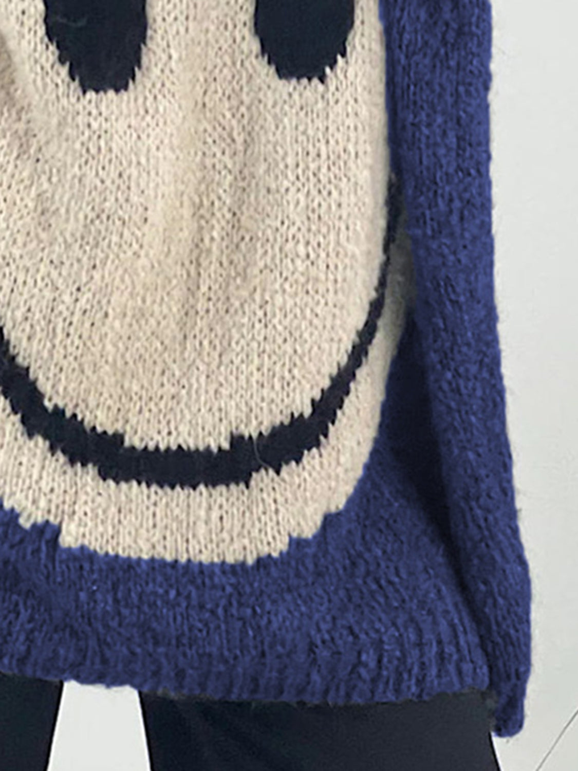 Laura | Long-sleeved sweater with a smiling face and a V-neck