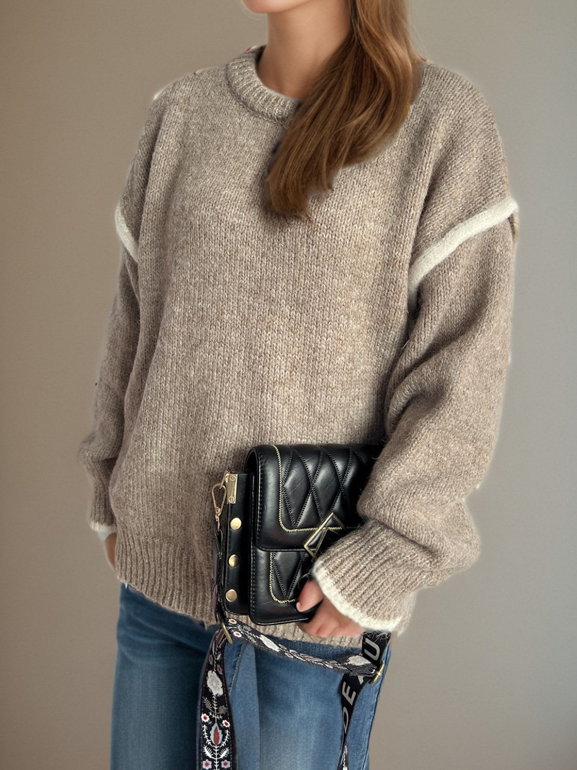 Luz | Round neck sweater with sloping shoulders and contrasting trim
