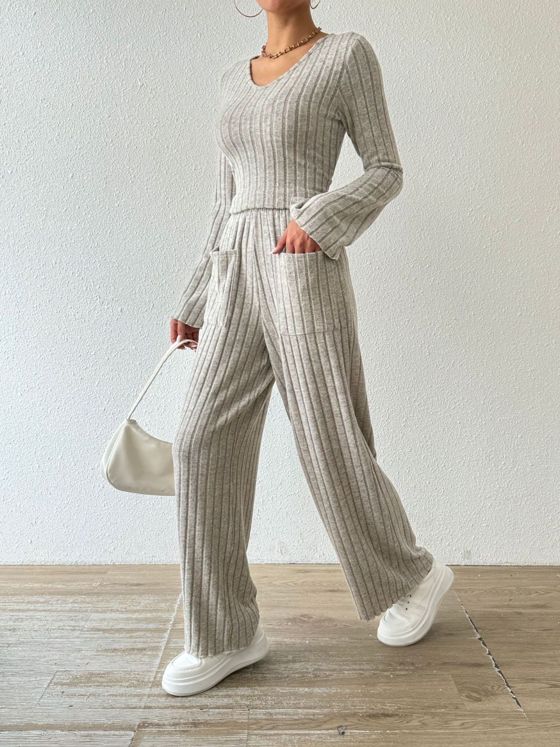 Rocio | Set consisting of a ribbed long-sleeved V-neck shirt and trousers with pockets