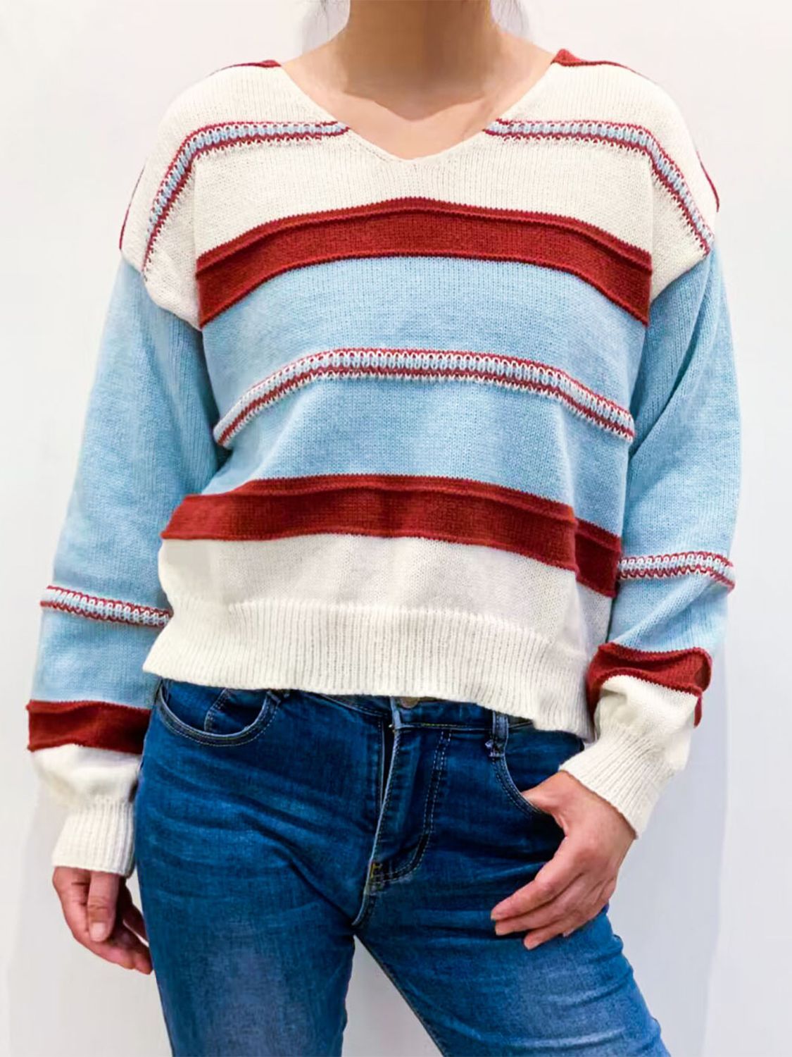 Vanessa | Contrasting colored V-neck sweater with dropped shoulders