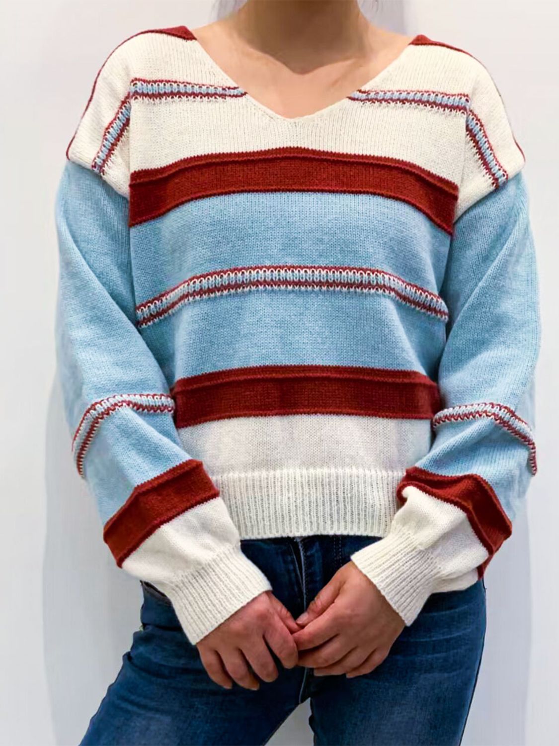 Vanessa | Contrasting colored V-neck sweater with dropped shoulders