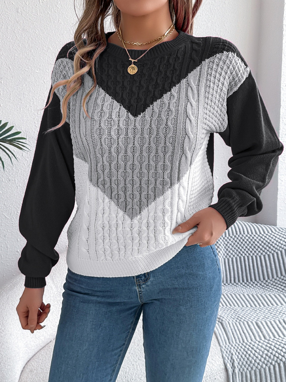 Dominique | Contrasting long-sleeved sweater with a crew neck