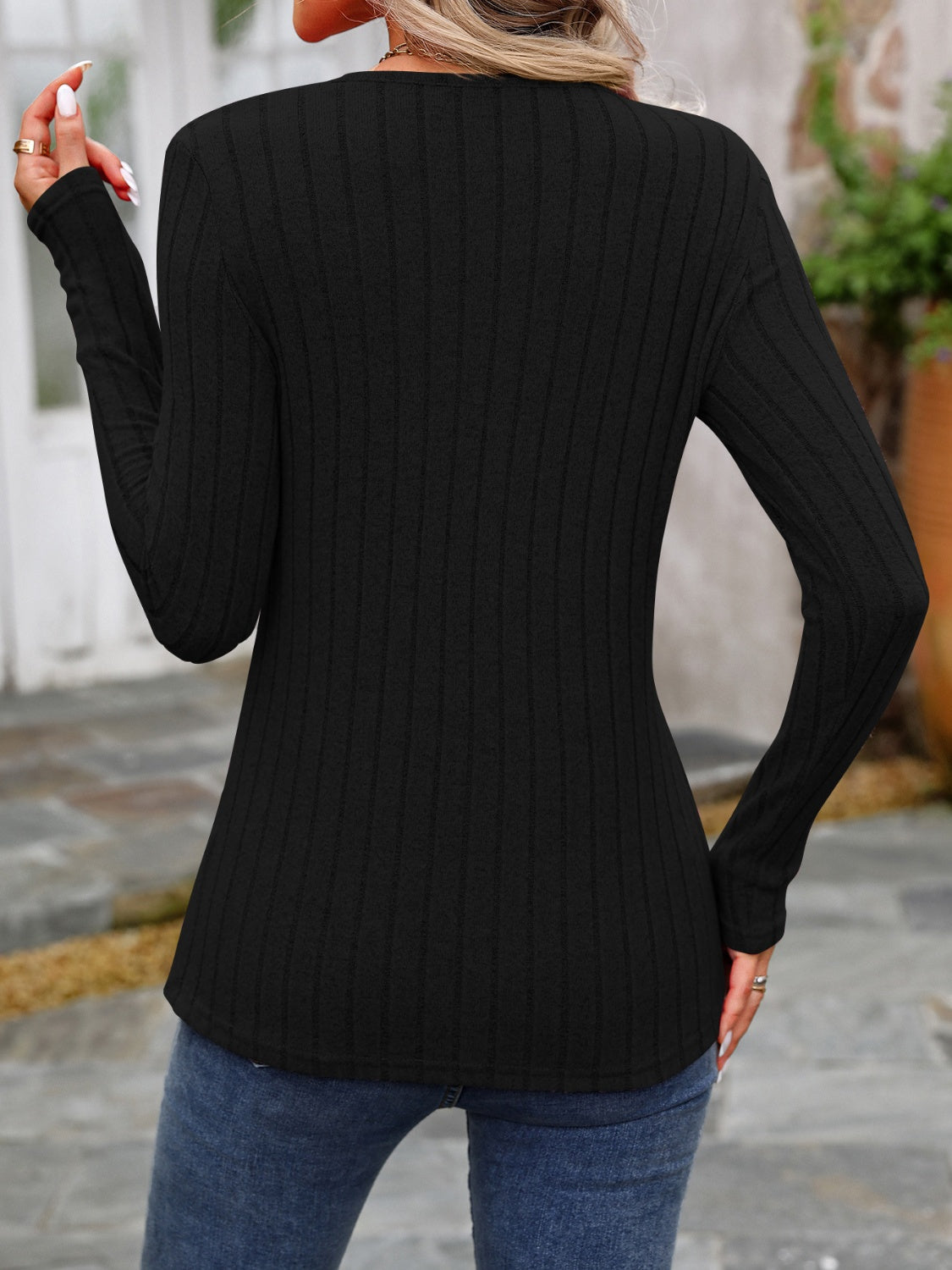 Hilda | Long-sleeved T-shirt with decorative button and crew neck