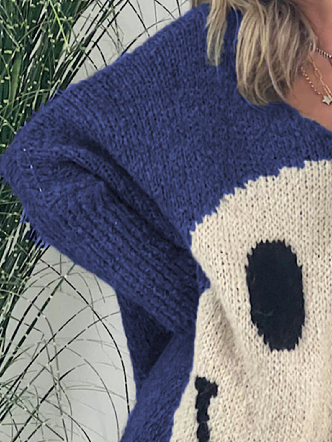Laura | Long-sleeved sweater with a smiling face and a V-neck
