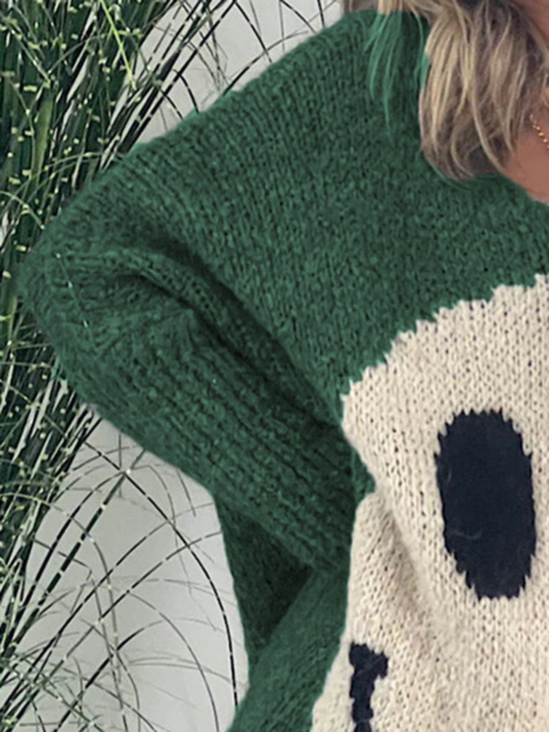 Laura | Long-sleeved sweater with a smiling face and a V-neck