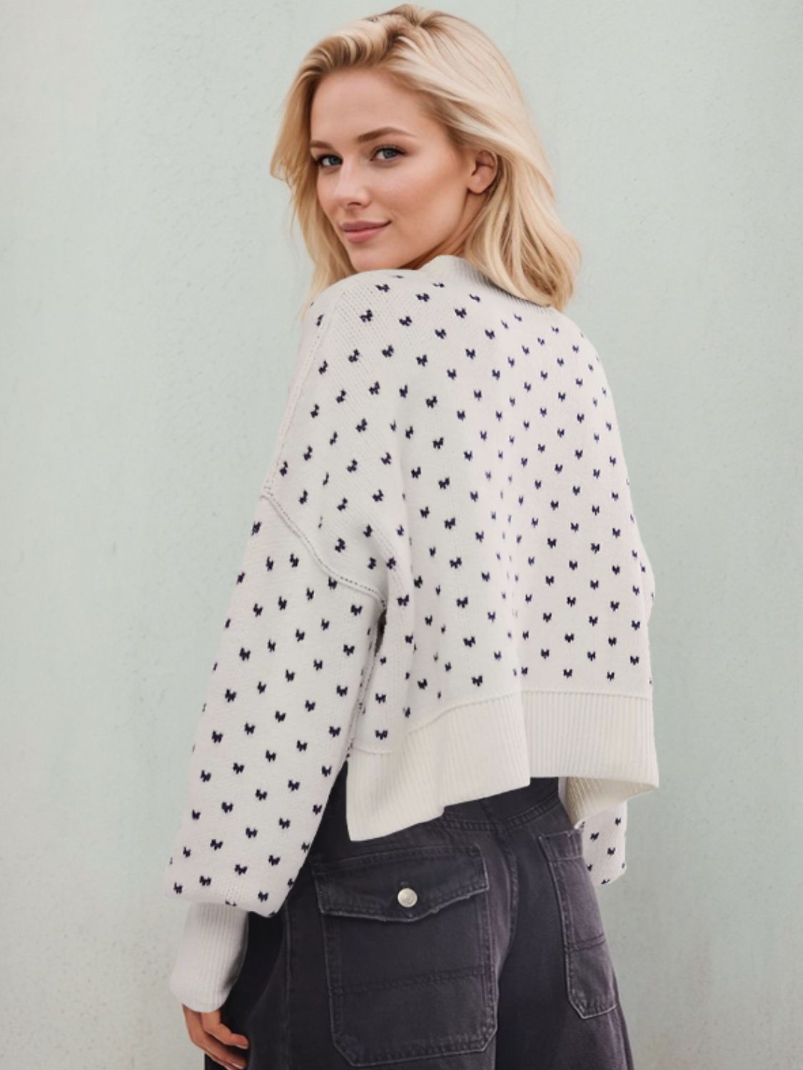 Liselotte | Long-sleeved sweater with a slit and a crew neck