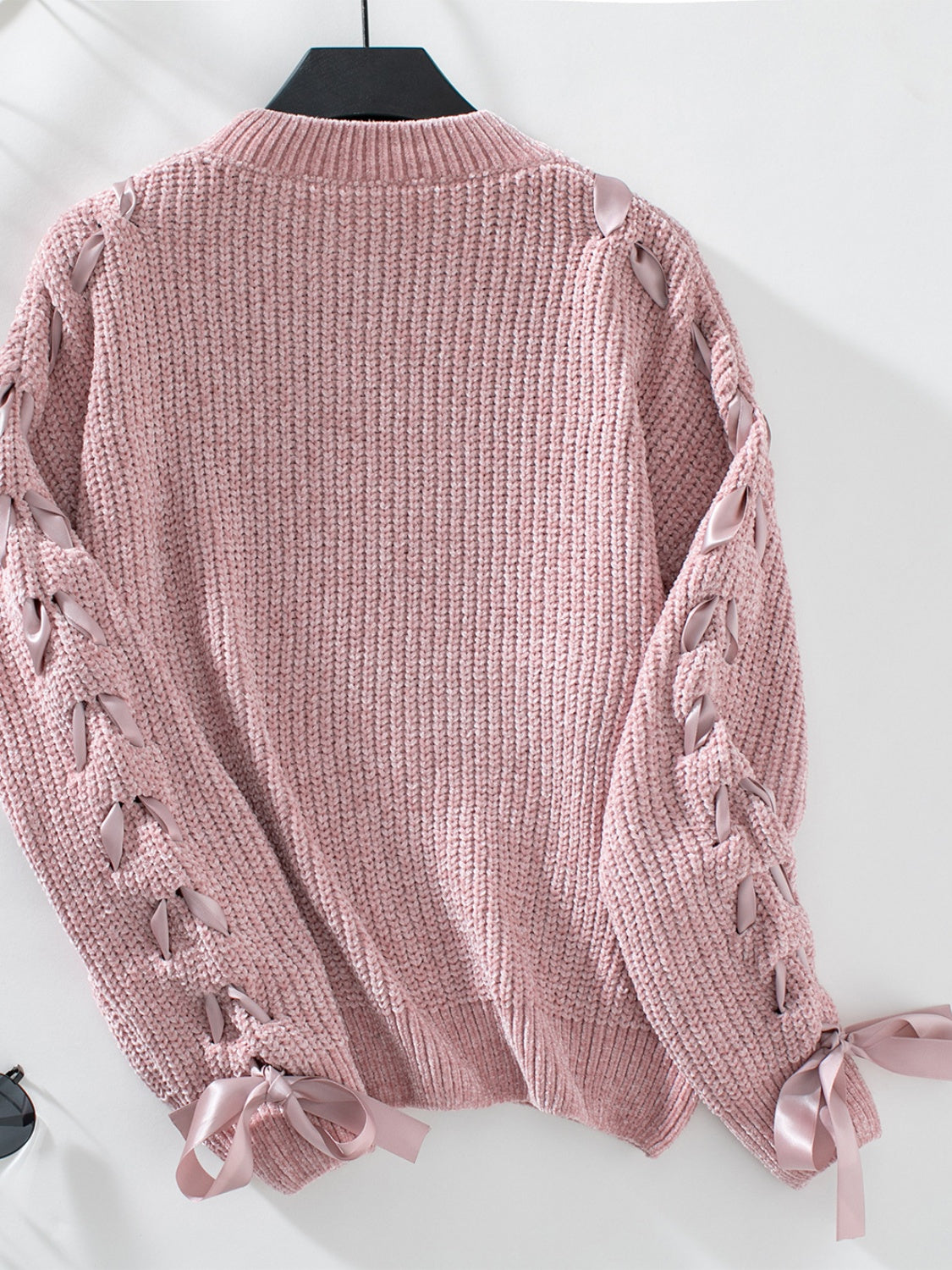 Zulema | Long-sleeved pullover with a lace-up crew neck