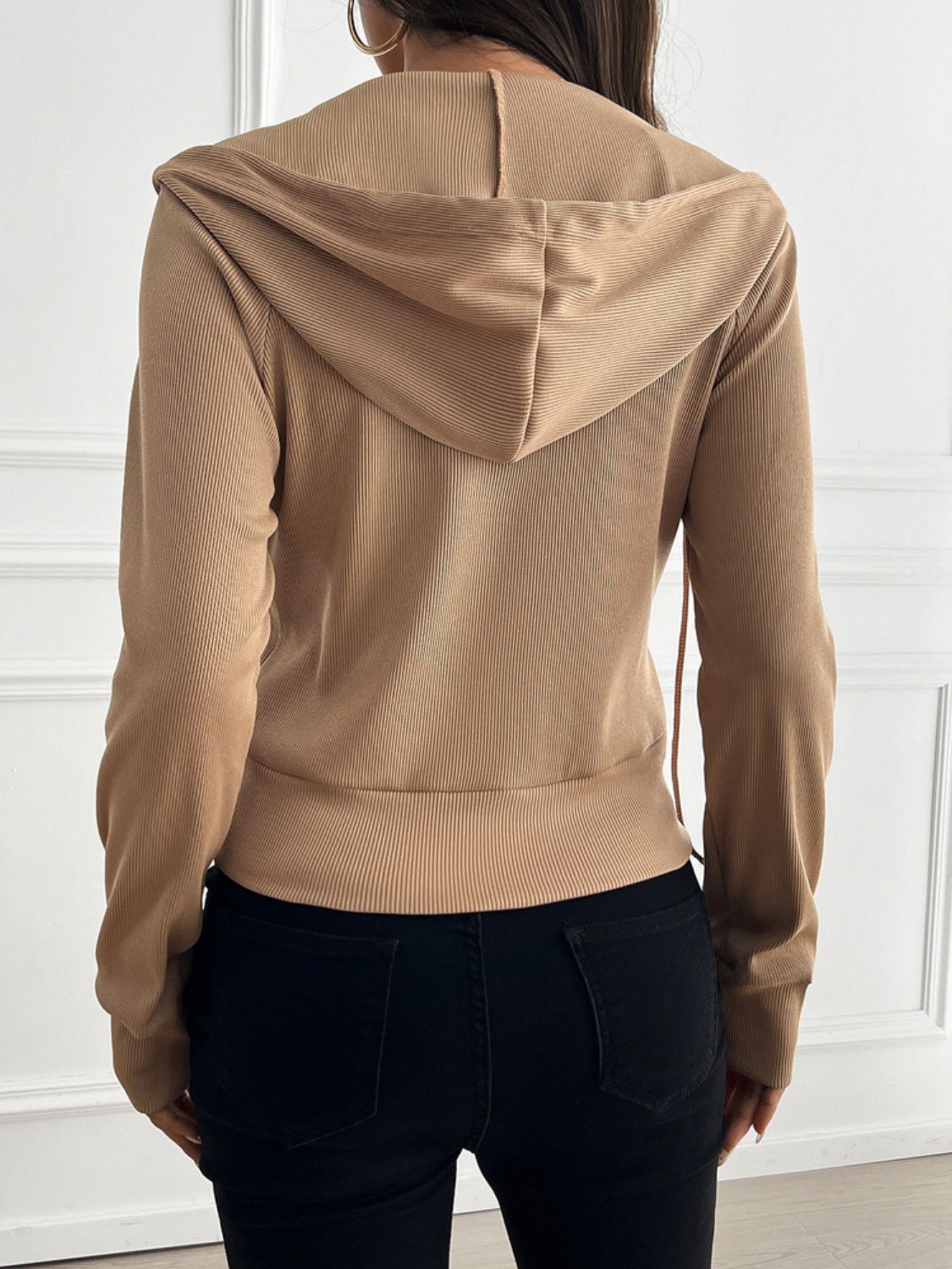 Inés | Long sleeve outerwear with hood and zip fastening