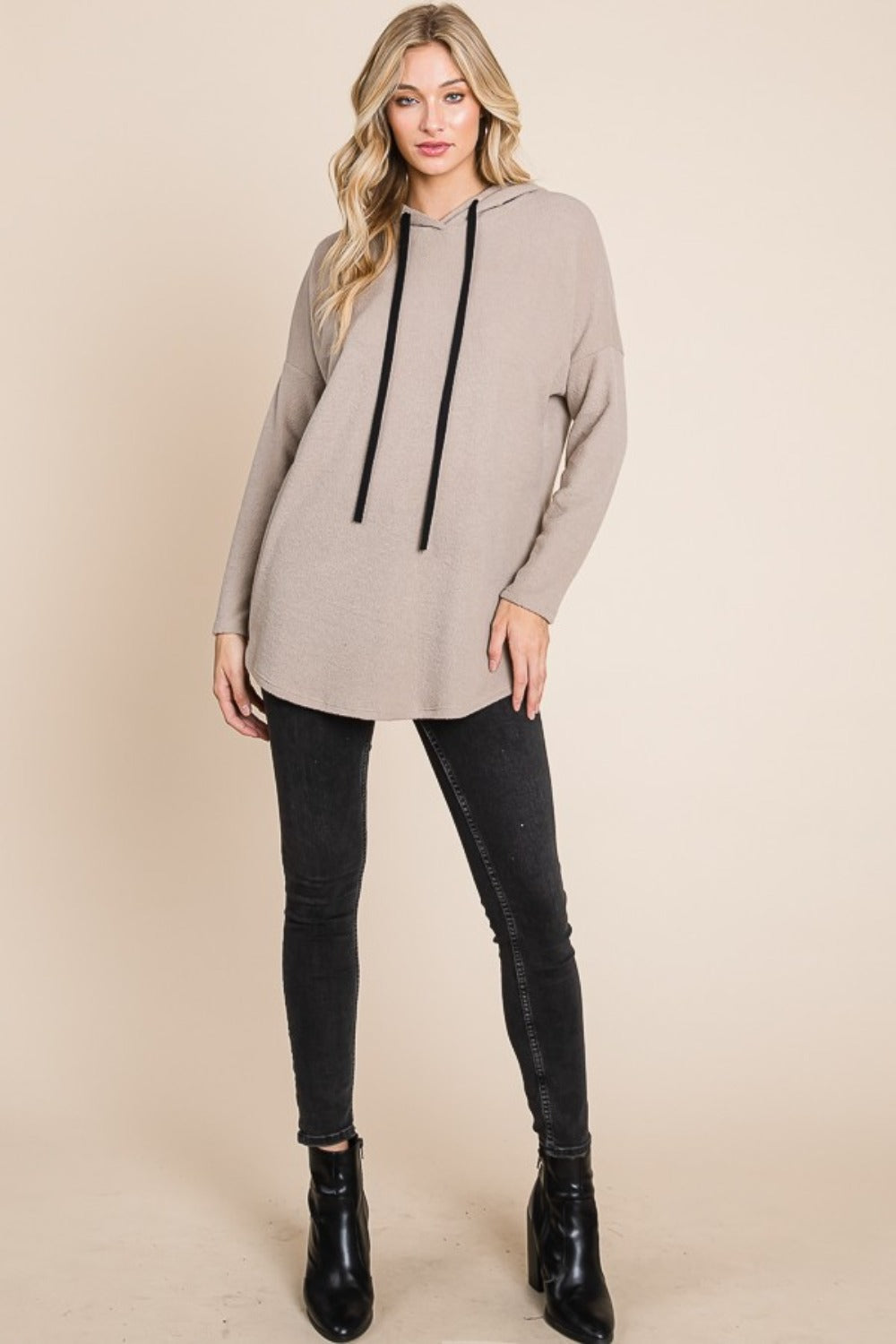 Sara | Knitted hoodie with a contrast drawstring and dropped shoulders