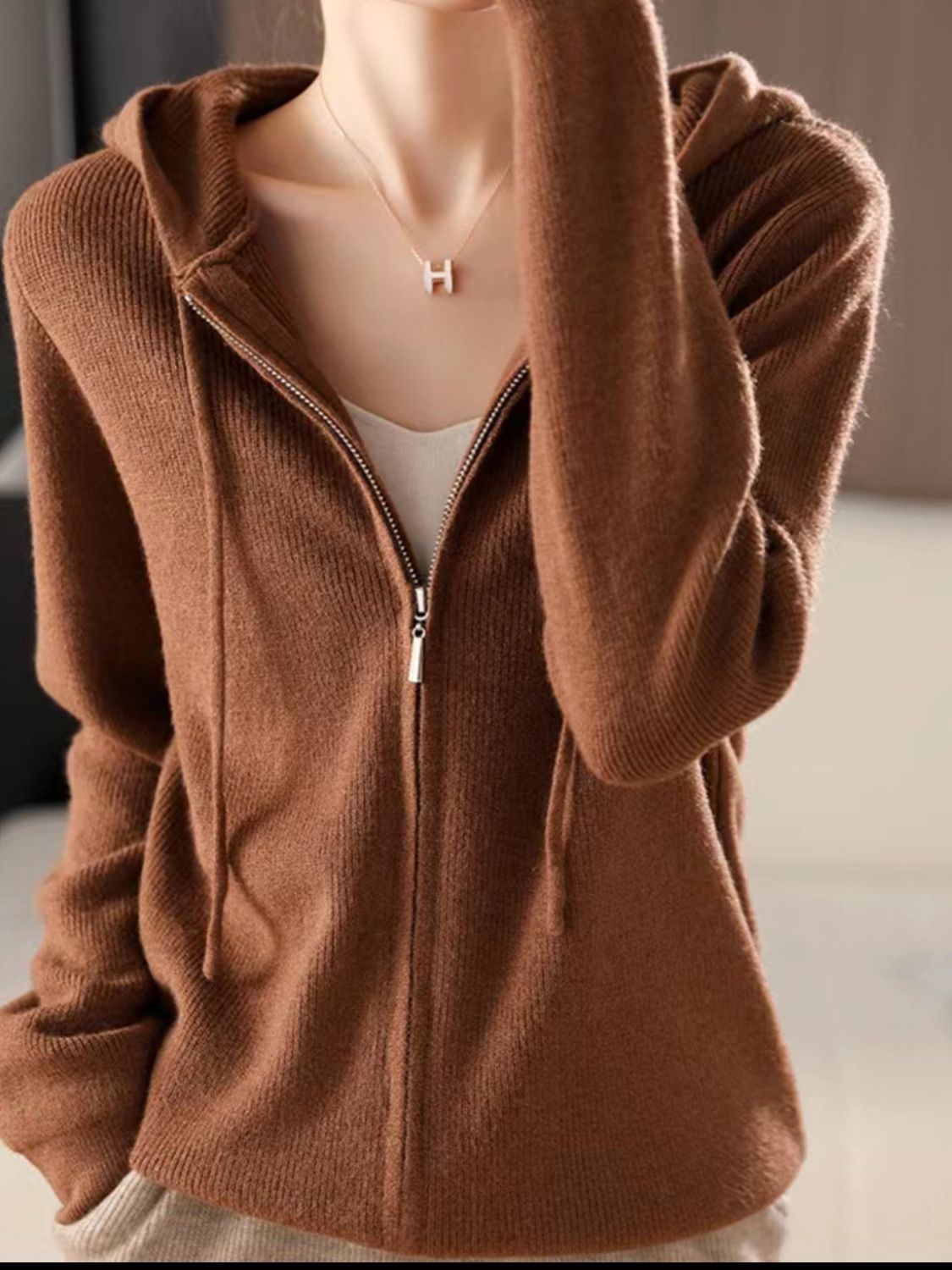 Helga | Long sleeve hoodie with drawstring and zip fastening