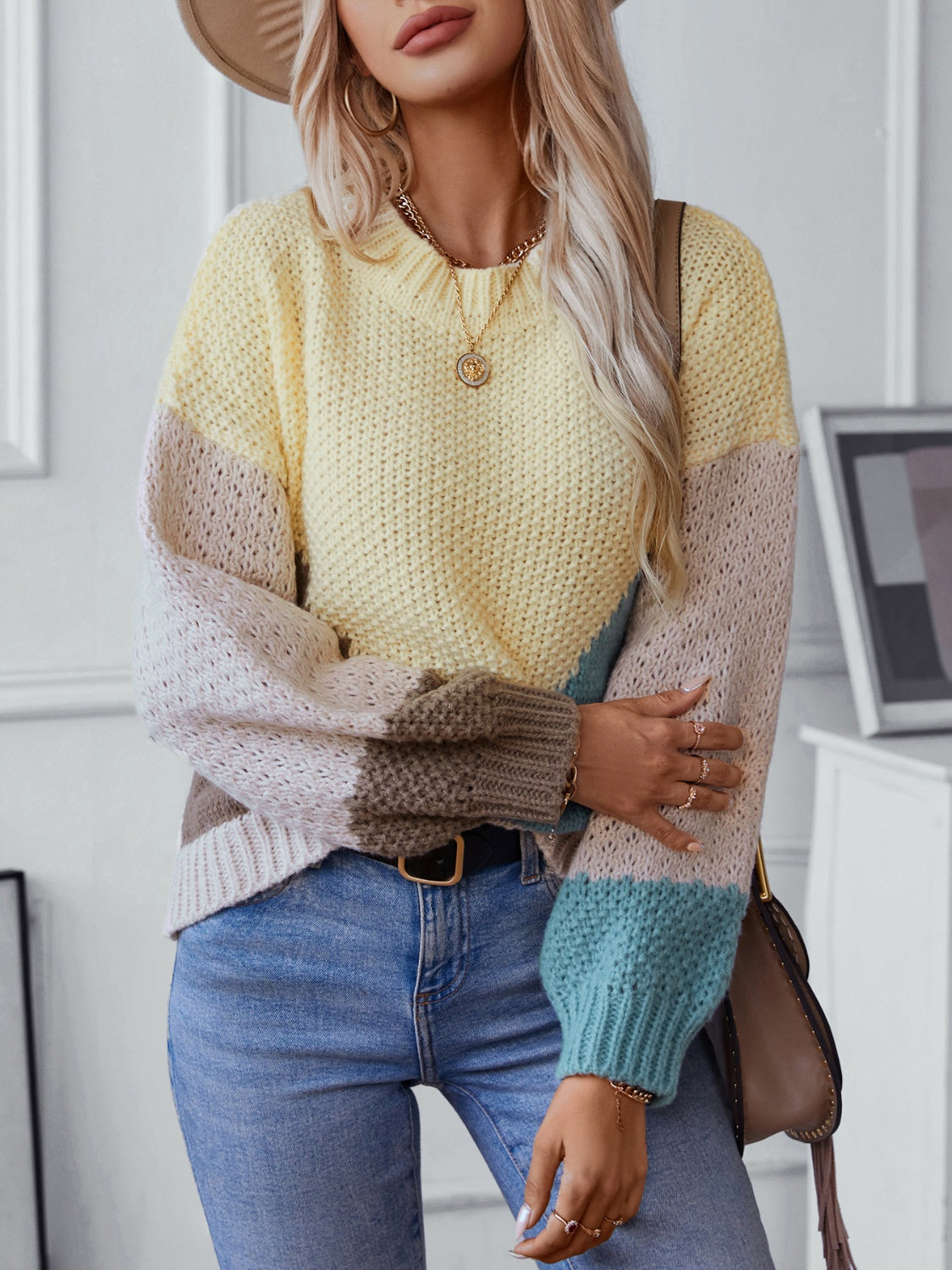 Diana | Color block sweater with a crew neck and dropped shoulders