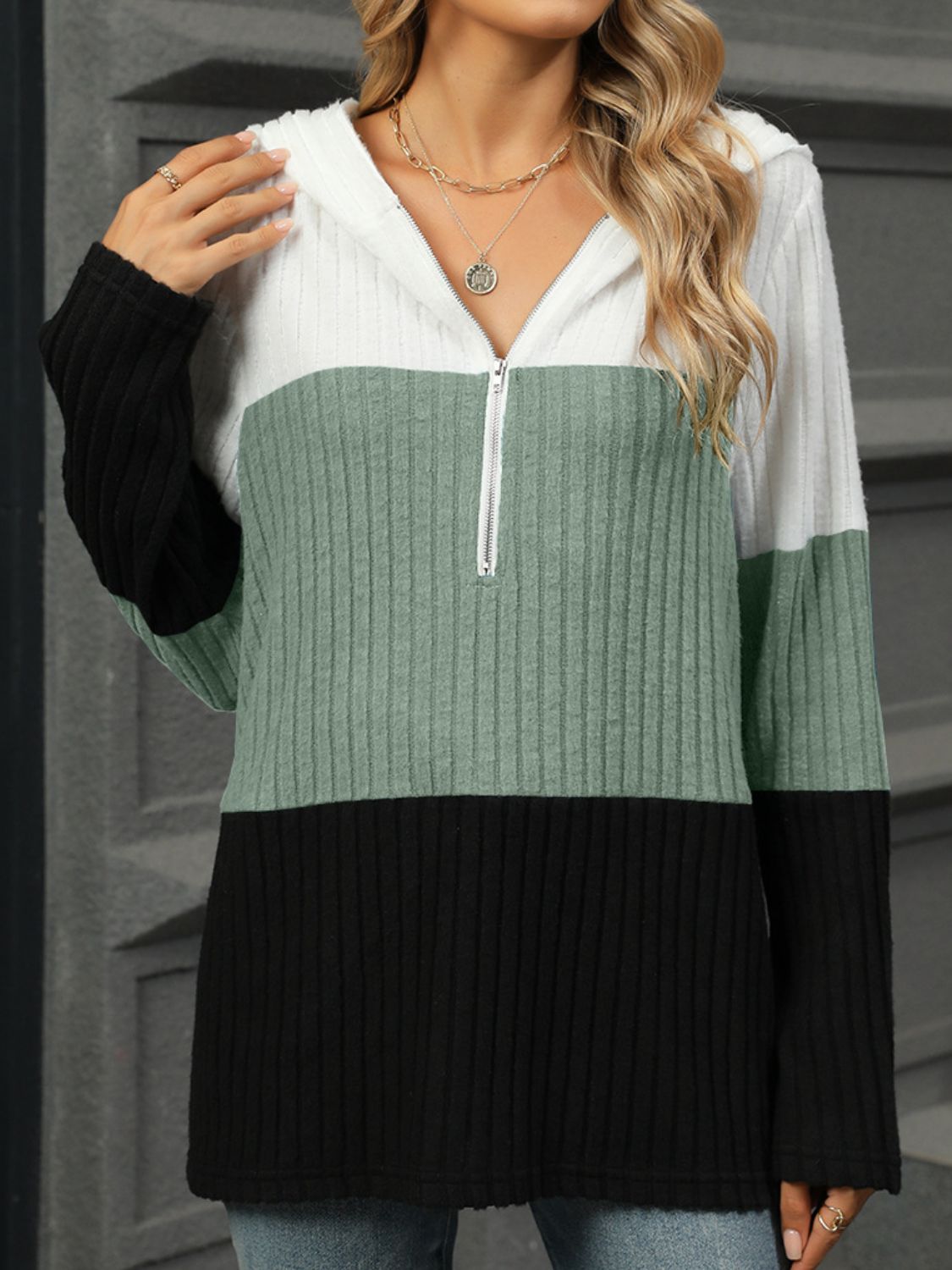 Amalia | Long sleeve t-shirt with a color block hood