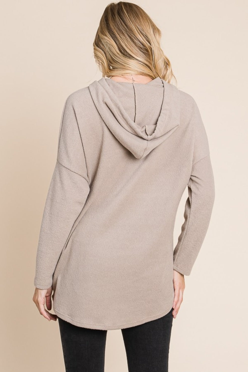 Sara | Knitted hoodie with a contrast drawstring and dropped shoulders