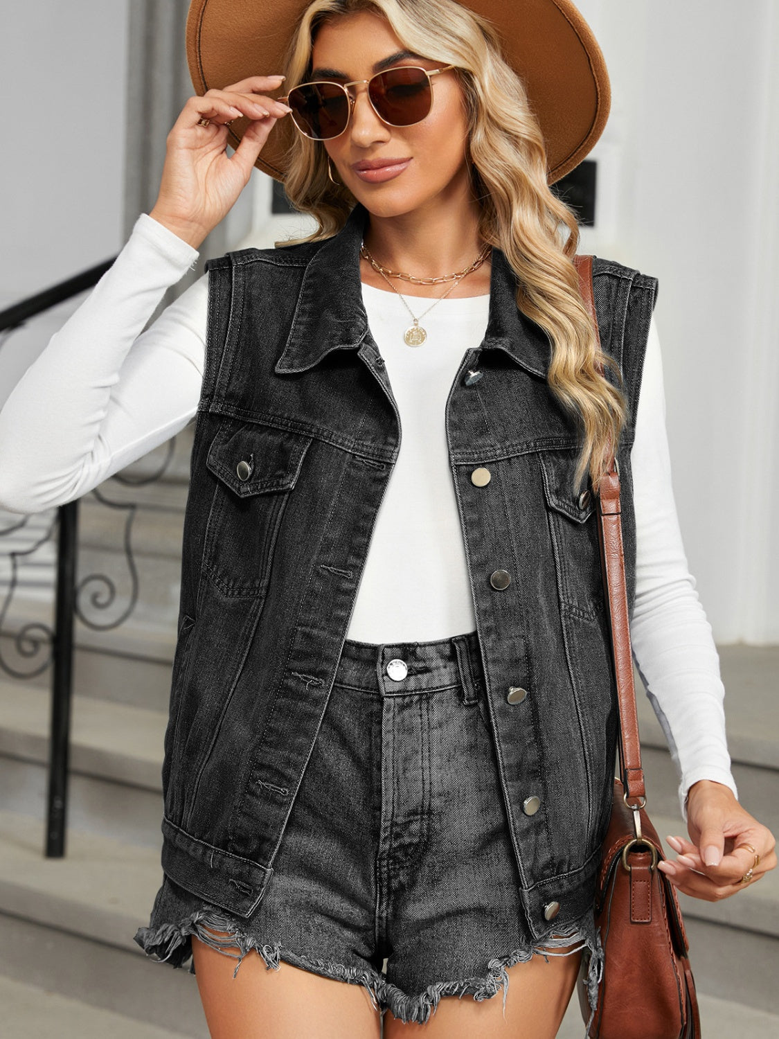 Estefanía | Sleeveless denim jacket with button placket and pockets