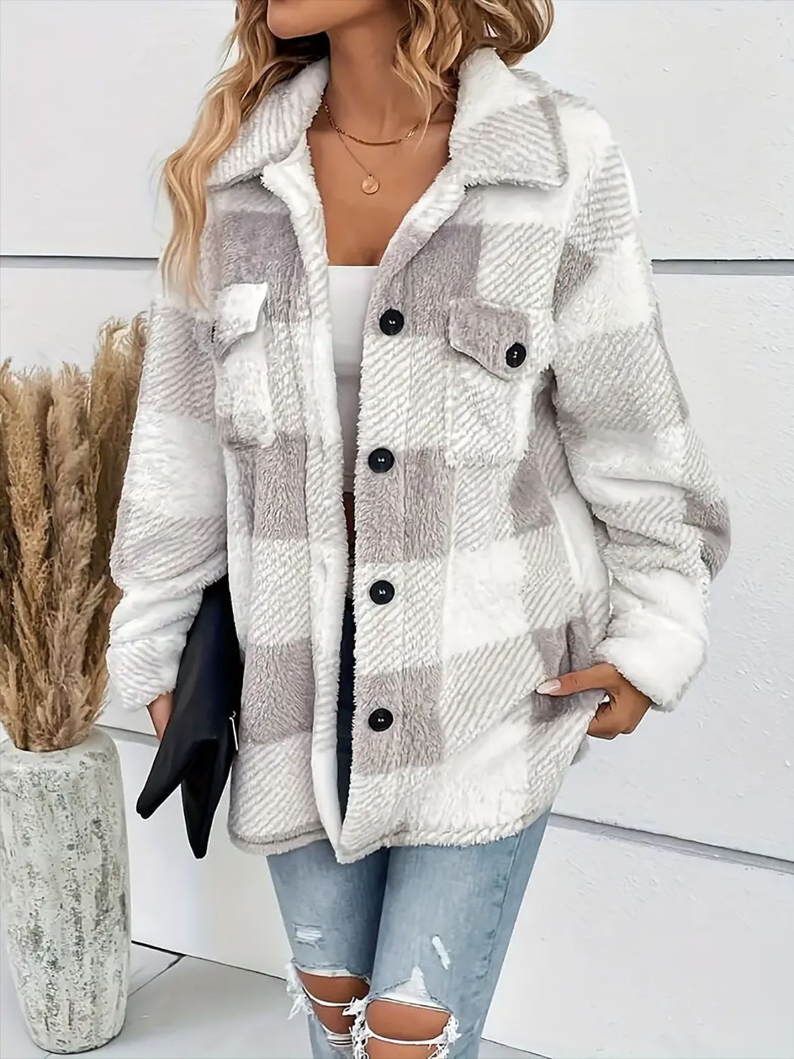 Nadia | Checked plush coat with dropped shoulders and long sleeves