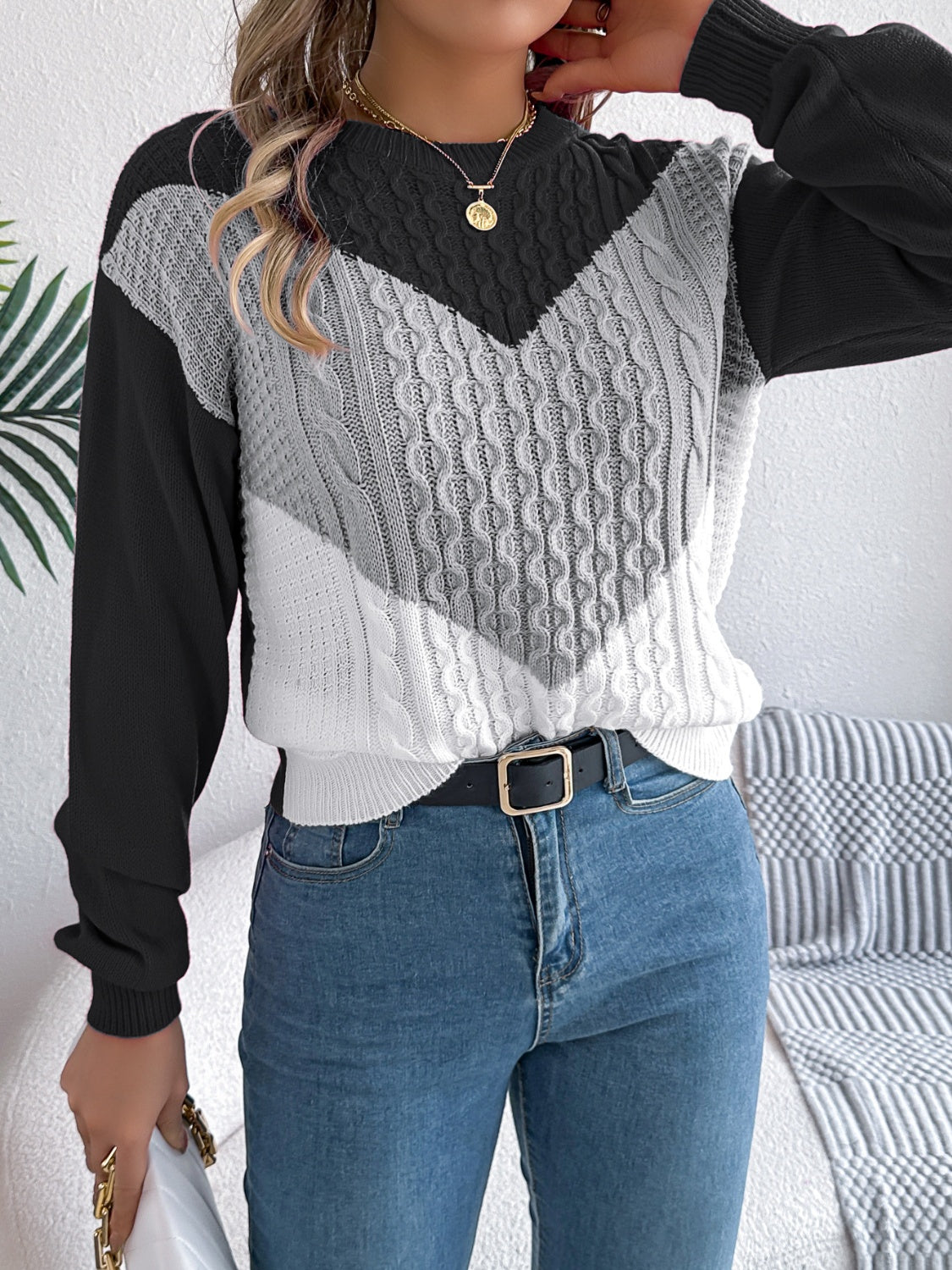 Dominique | Contrasting long-sleeved sweater with a crew neck