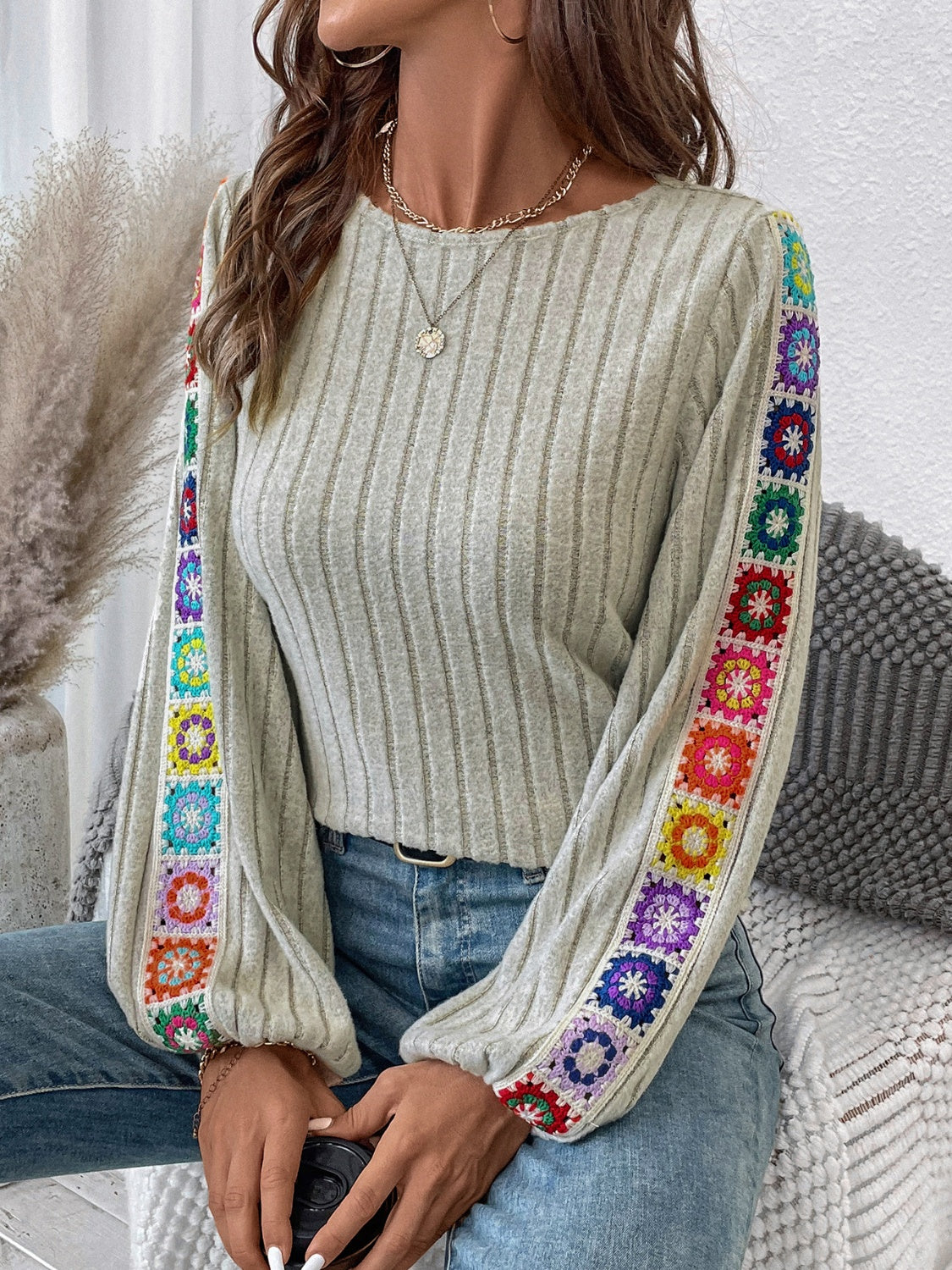 Lucía | Long-sleeved blouse with an embroidered crew neck