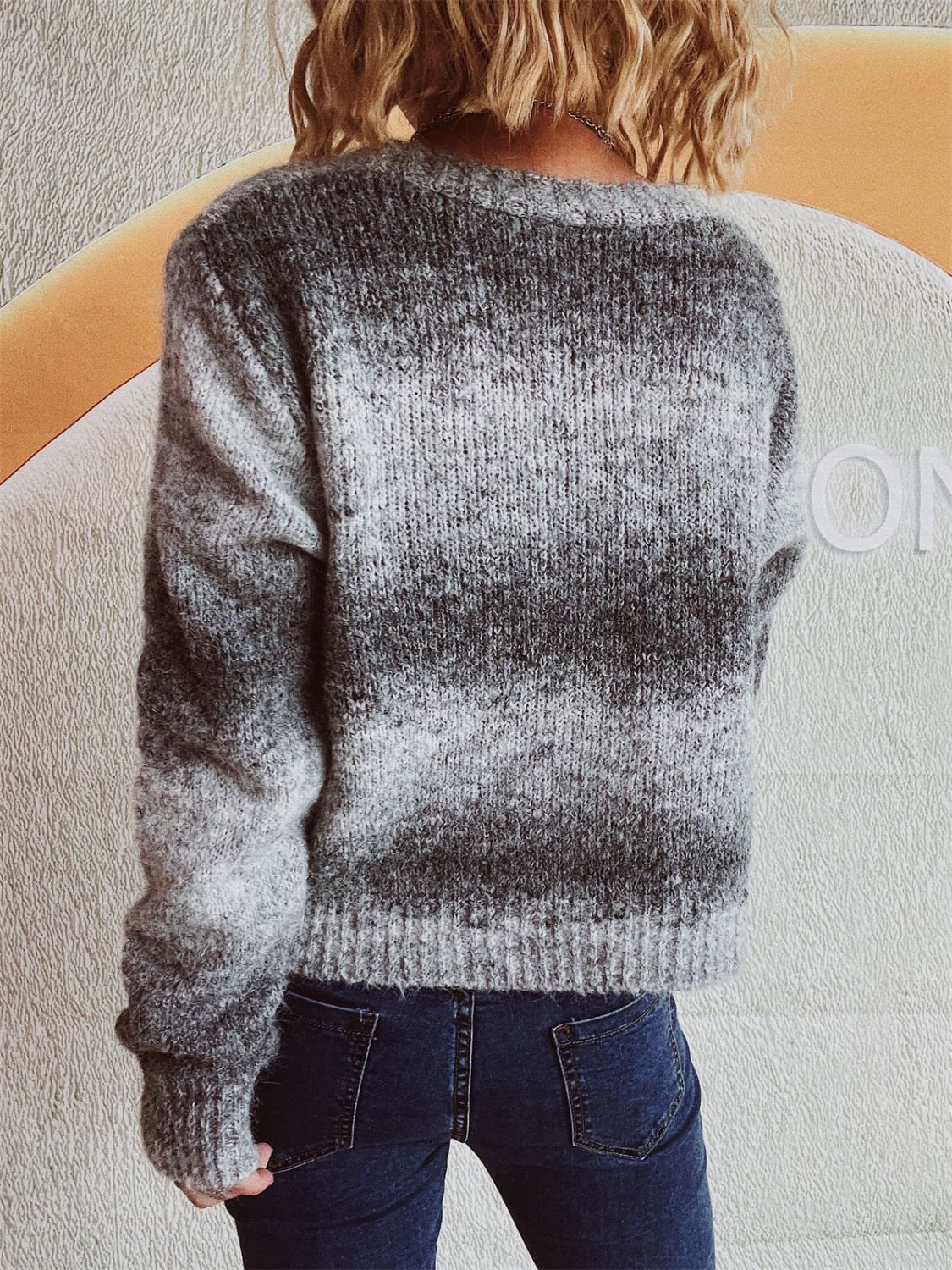 Estela | V-neck cardigan with gradient heart-shaped buttons