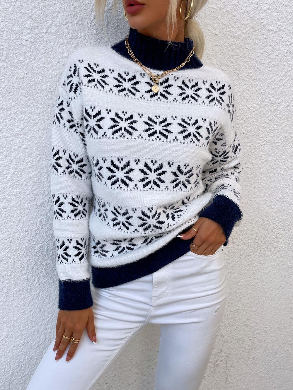 Gabriela | Jacquard Christmas sweater with snowflakes