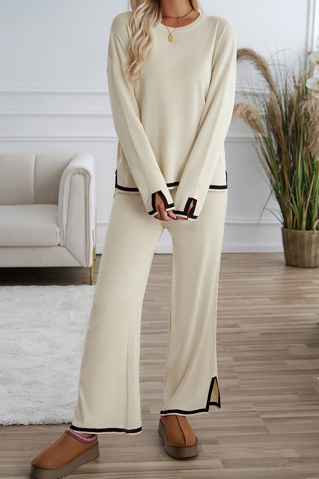 Regina | Knitted suits with a contrasting slit hem