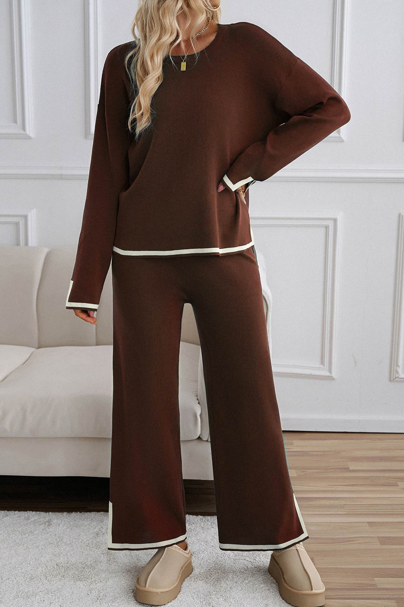 Regina | Knitted suits with a contrasting slit hem