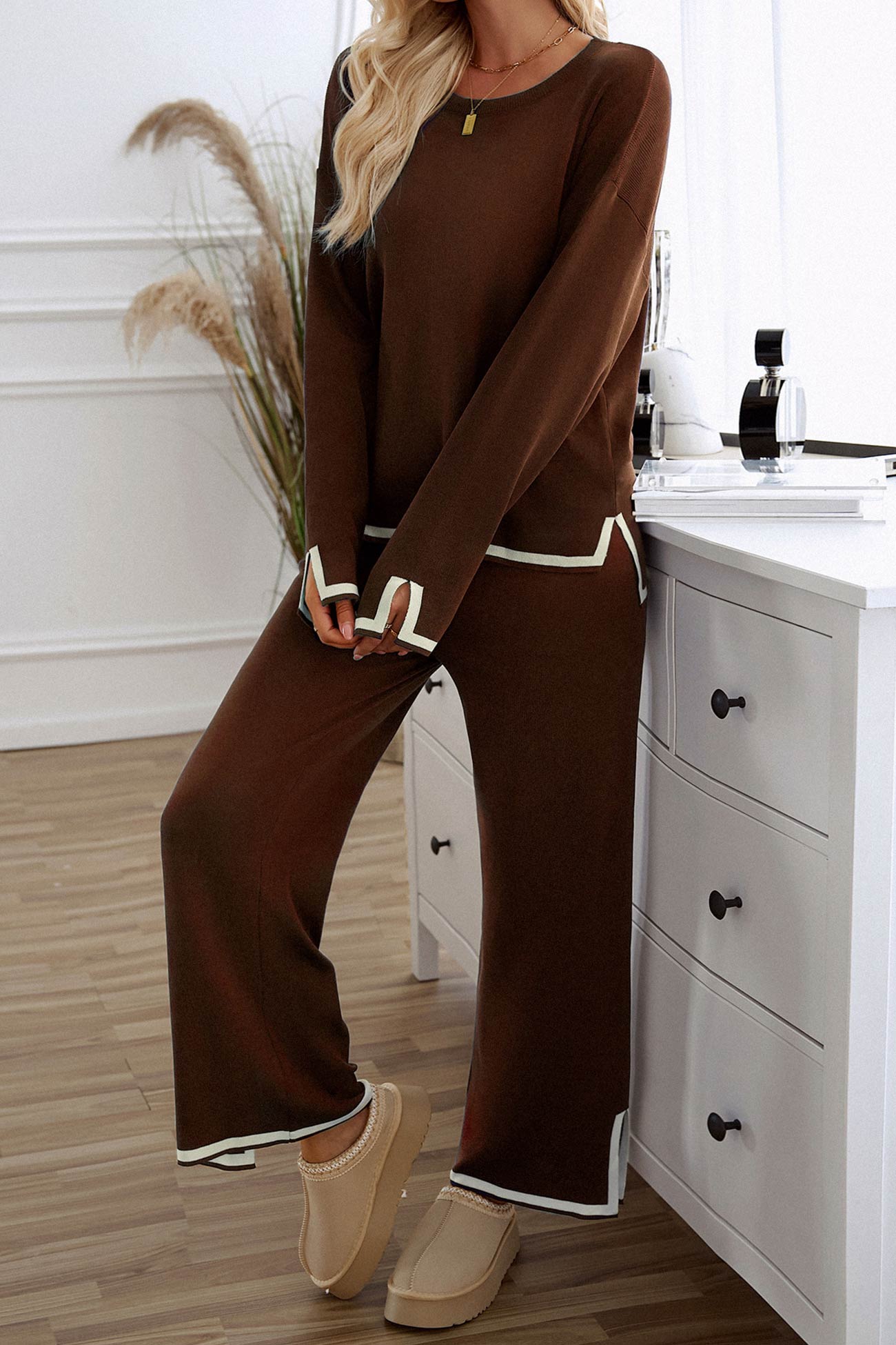Regina | Knitted suits with a contrasting slit hem