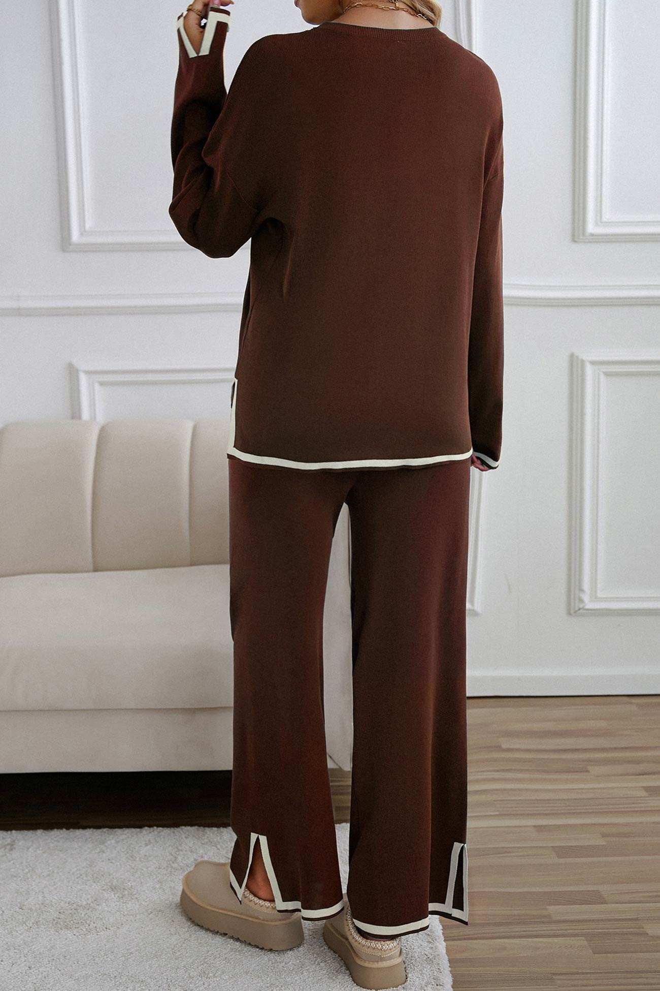 Regina | Knitted suits with a contrasting slit hem