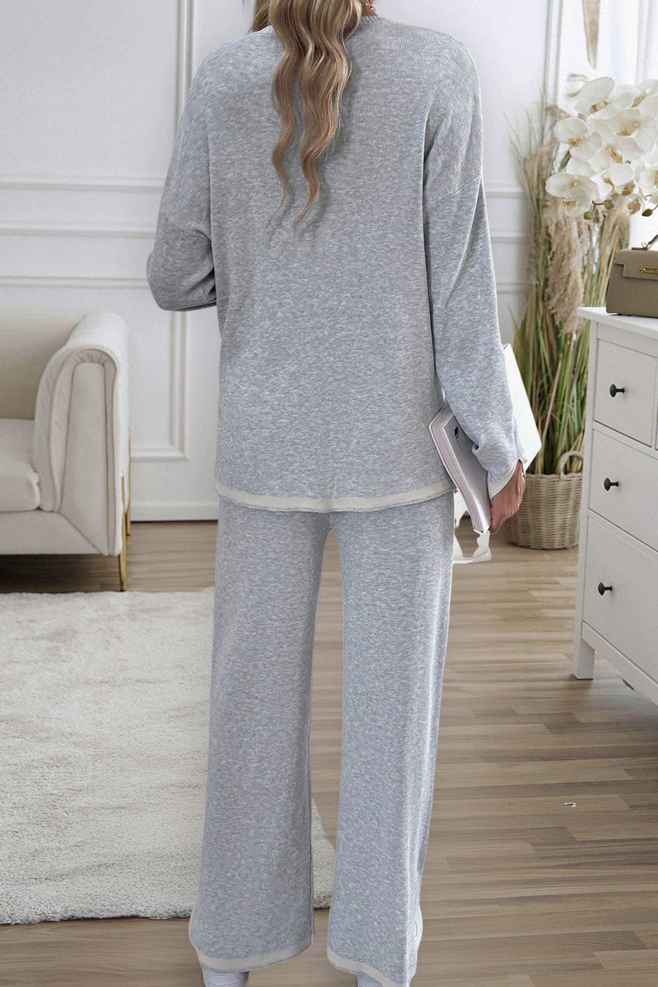 Regina | Knitted suits with a contrasting slit hem