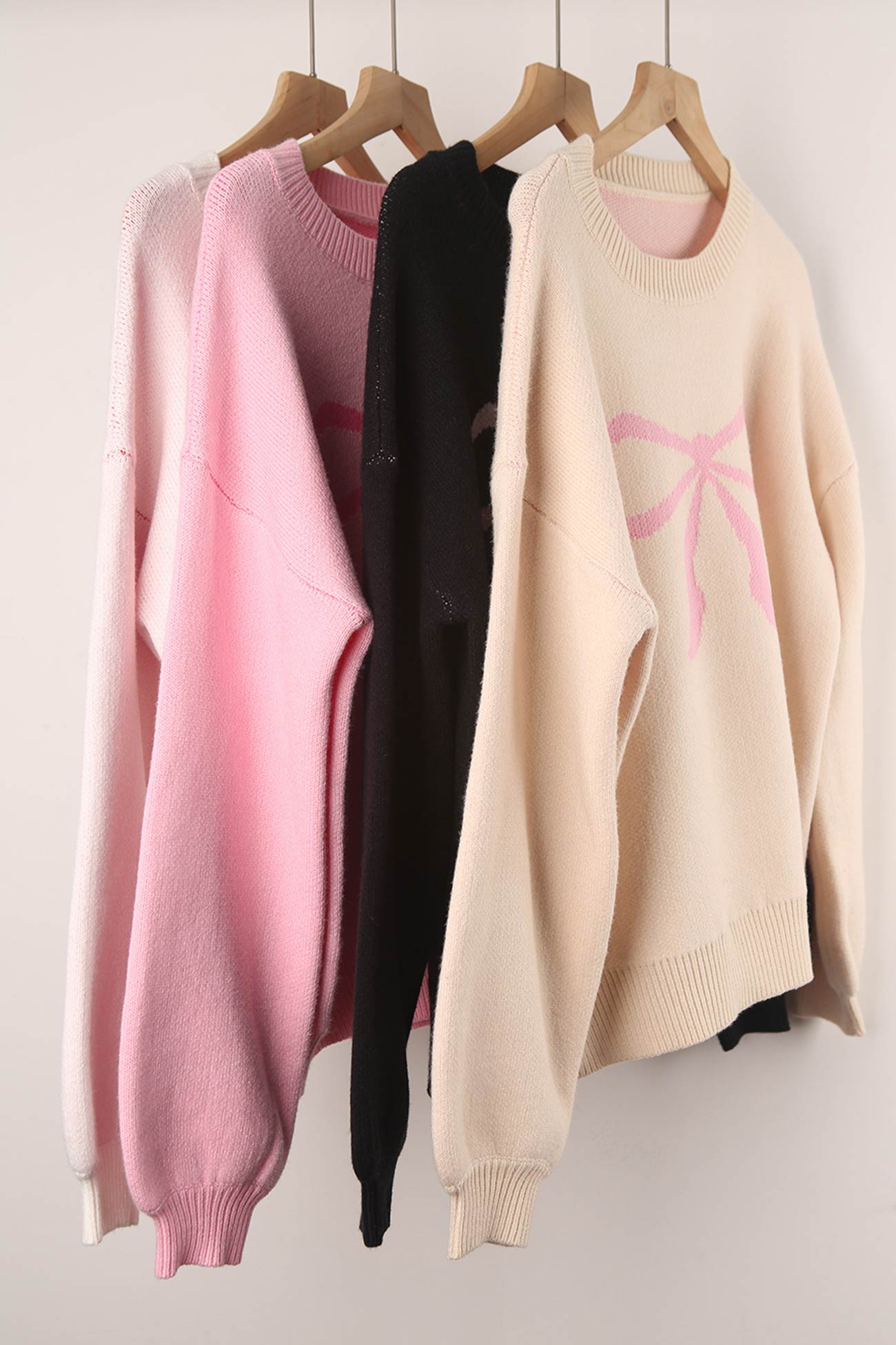 Solveig | Crew neck sweater with bow graphic