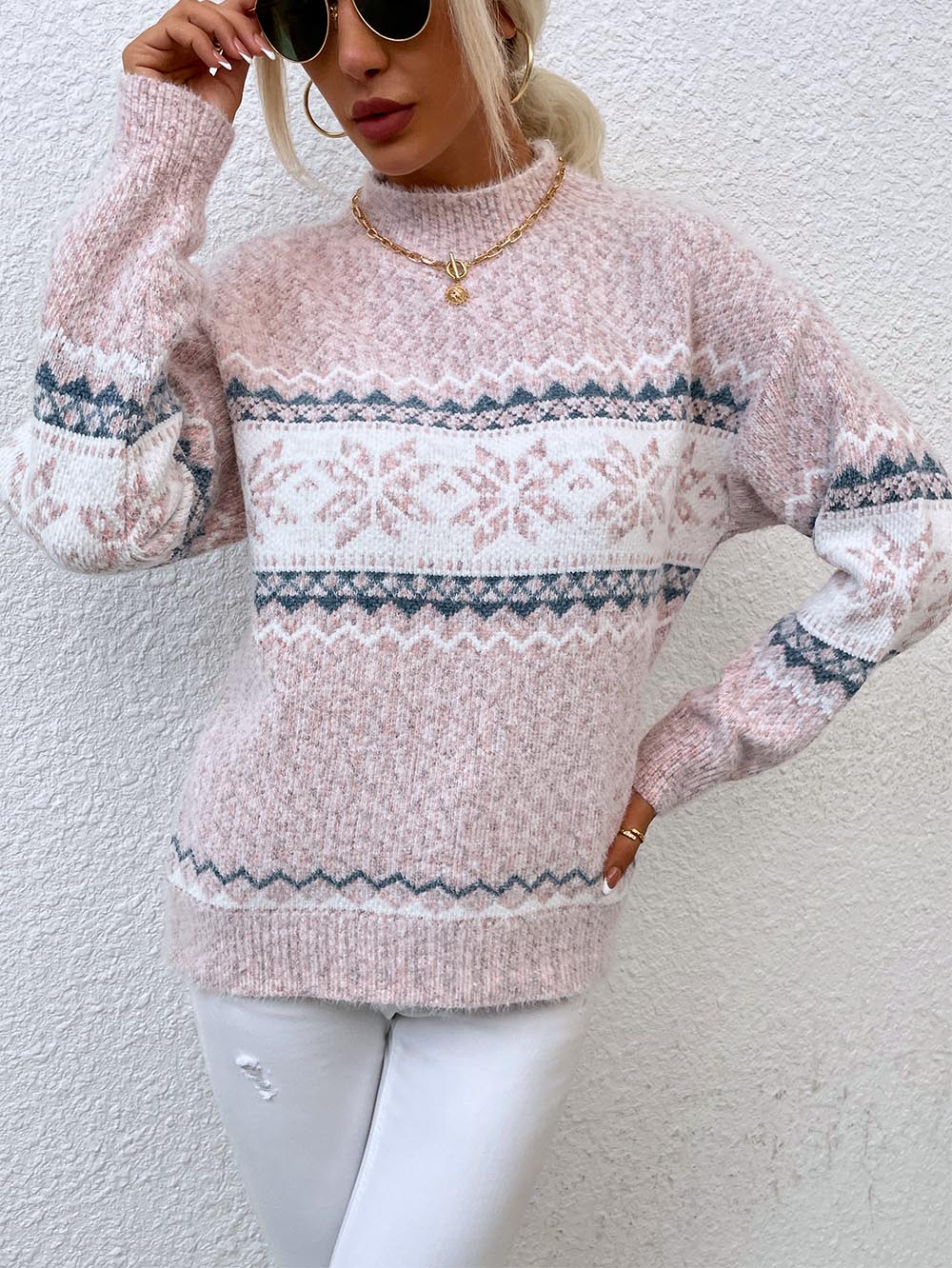 Evelyn | Mid-length sweater with a Christmas snowflake knit