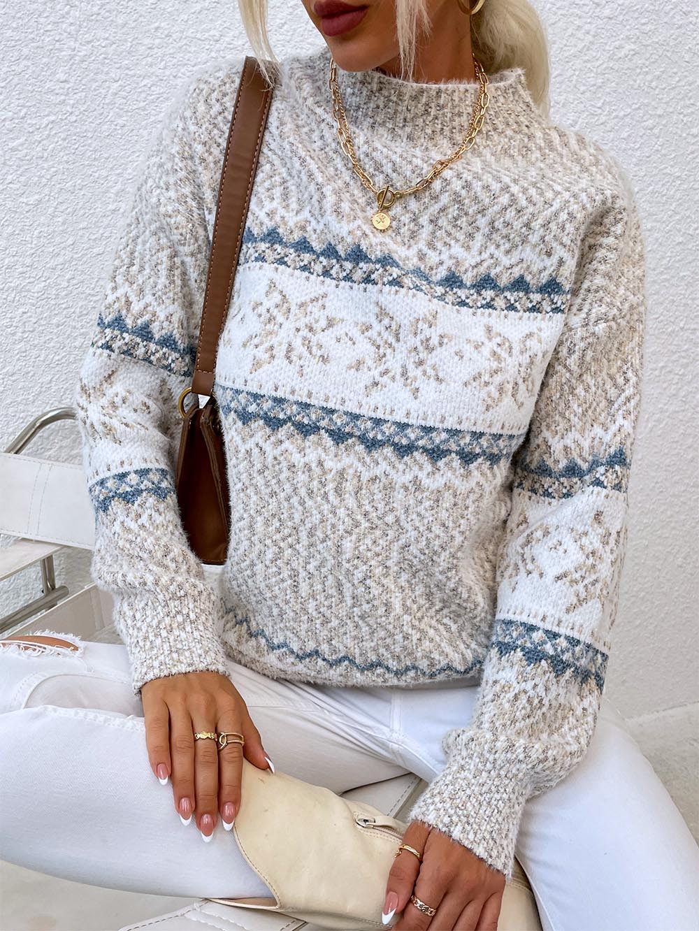 Evelyn | Mid-length sweater with a Christmas snowflake knit