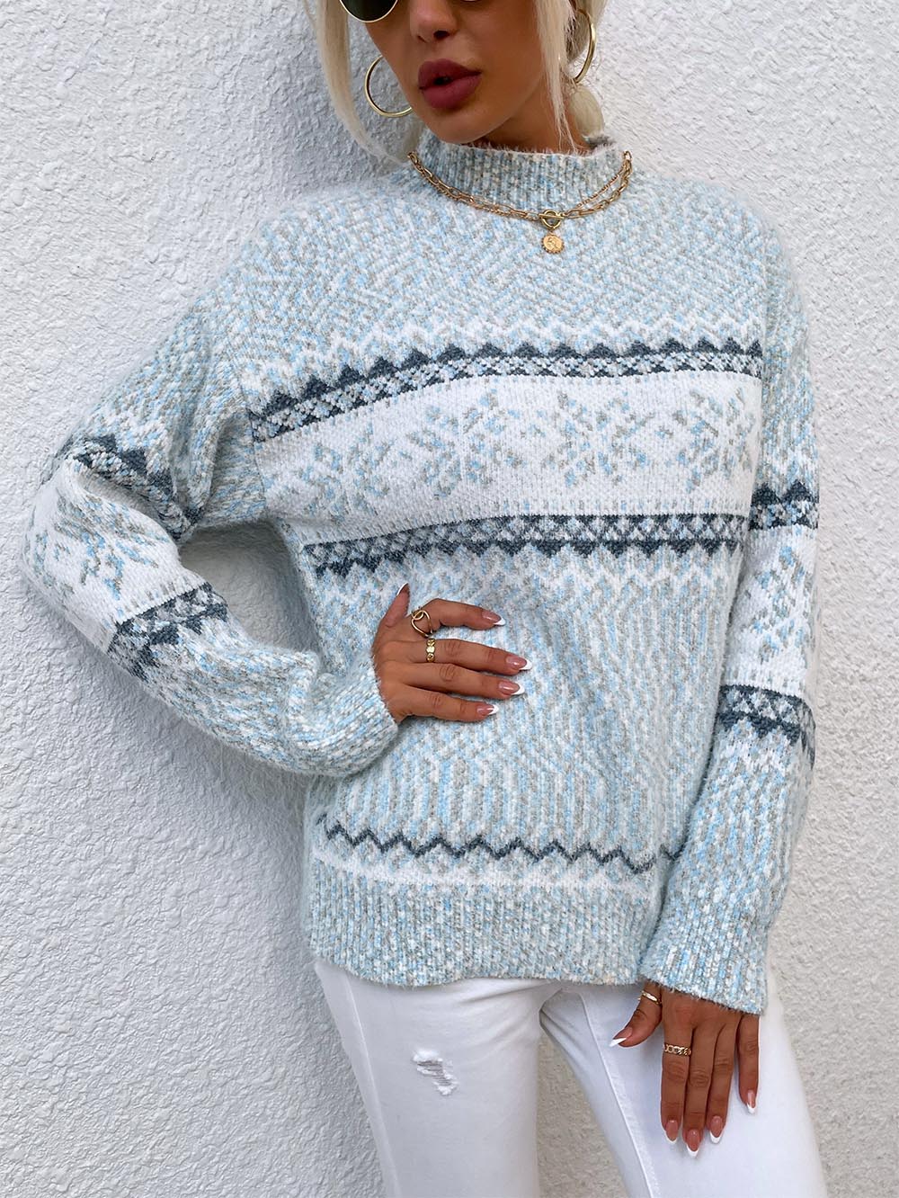 Evelyn | Mid-length sweater with a Christmas snowflake knit