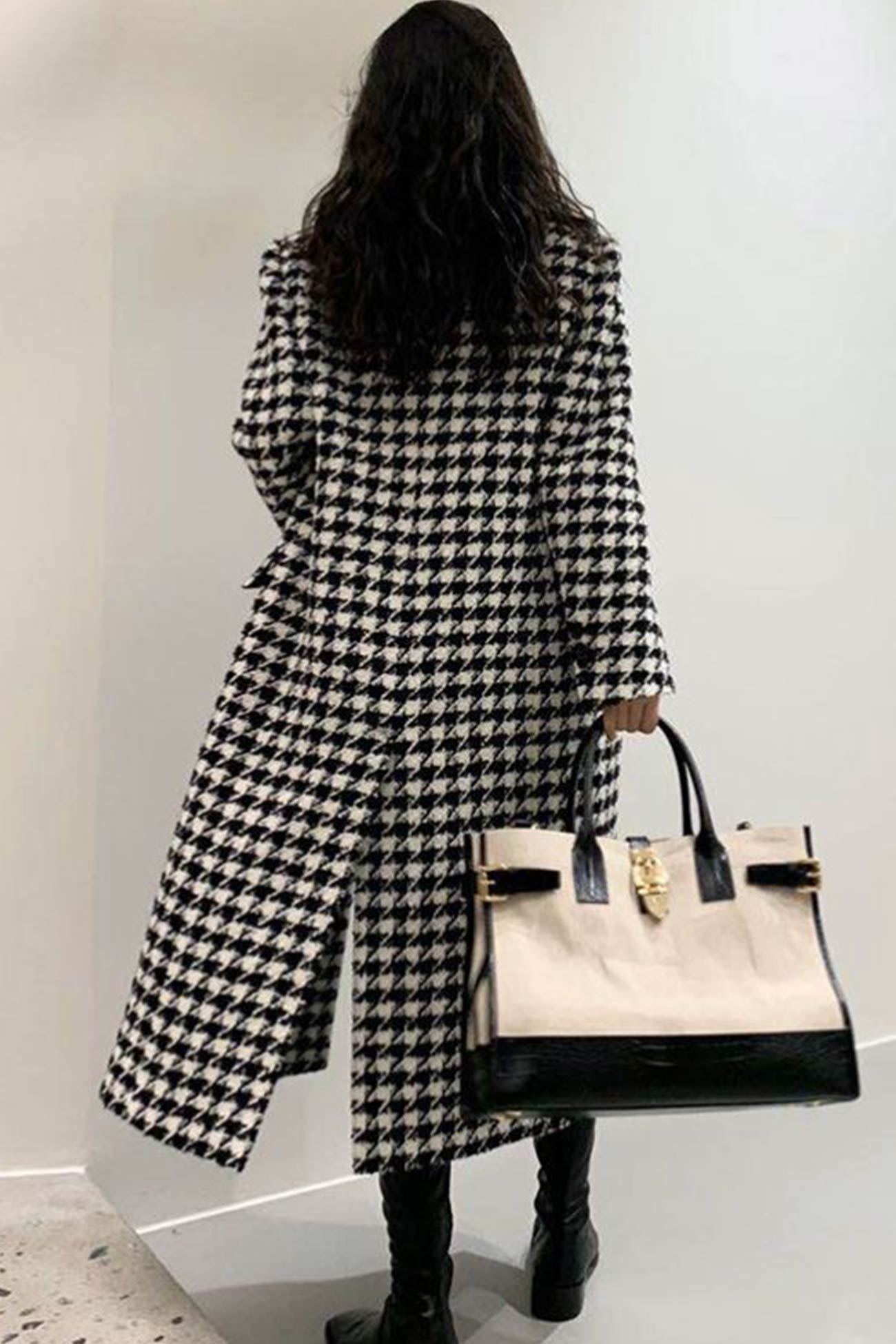 Giulia | Long coat with a houndstooth pattern and a slit at the back