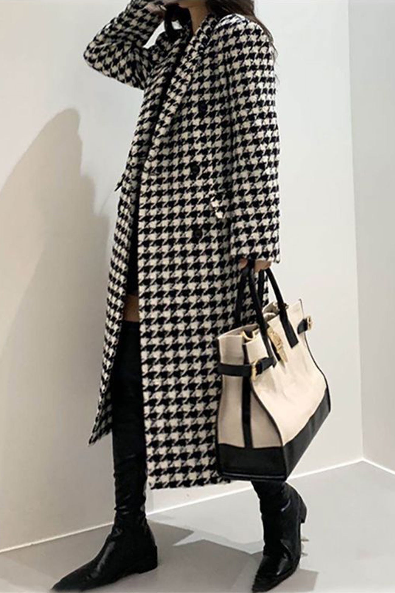 Giulia | Long coat with a houndstooth pattern and a slit at the back