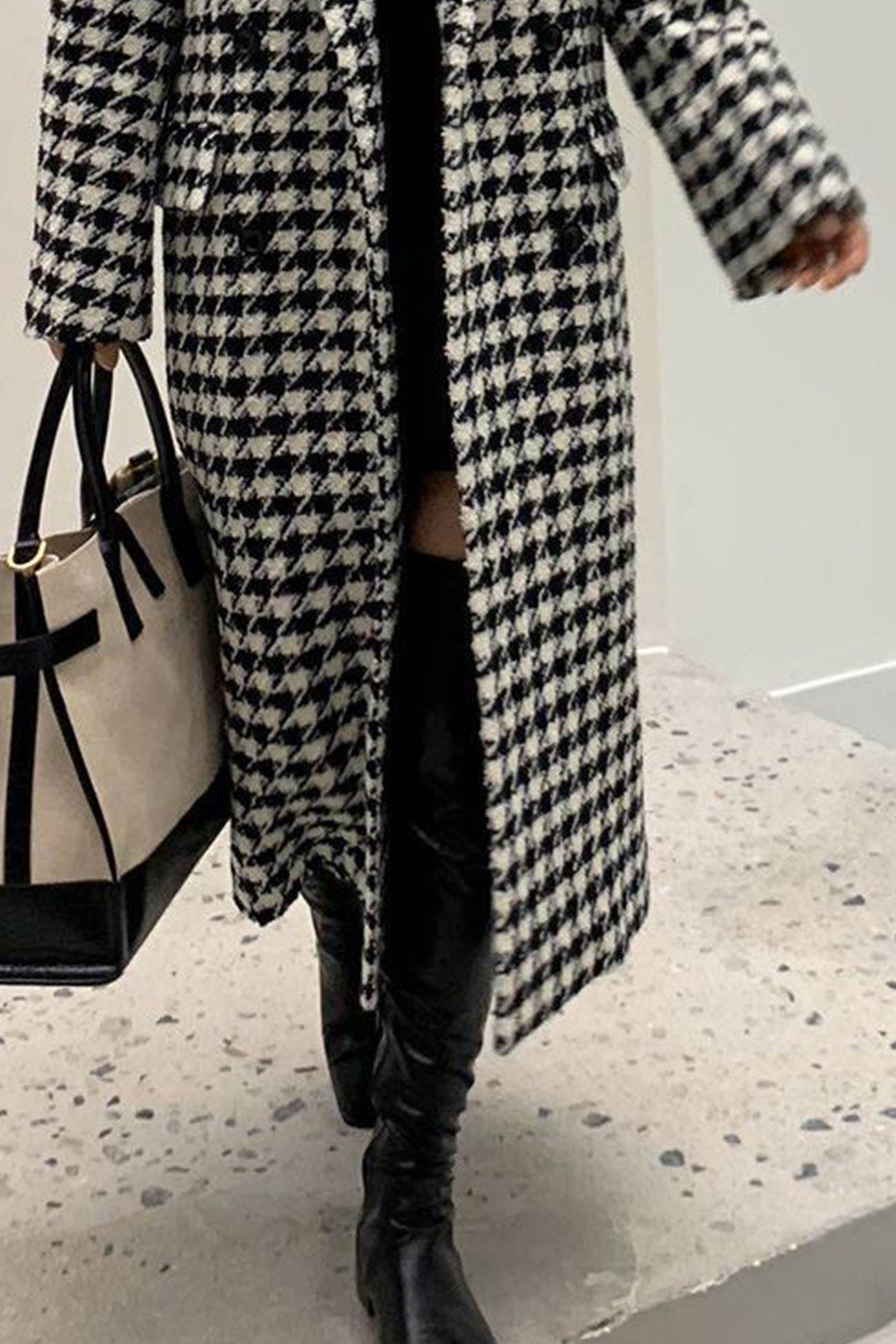 Giulia | Long coat with a houndstooth pattern and a slit at the back