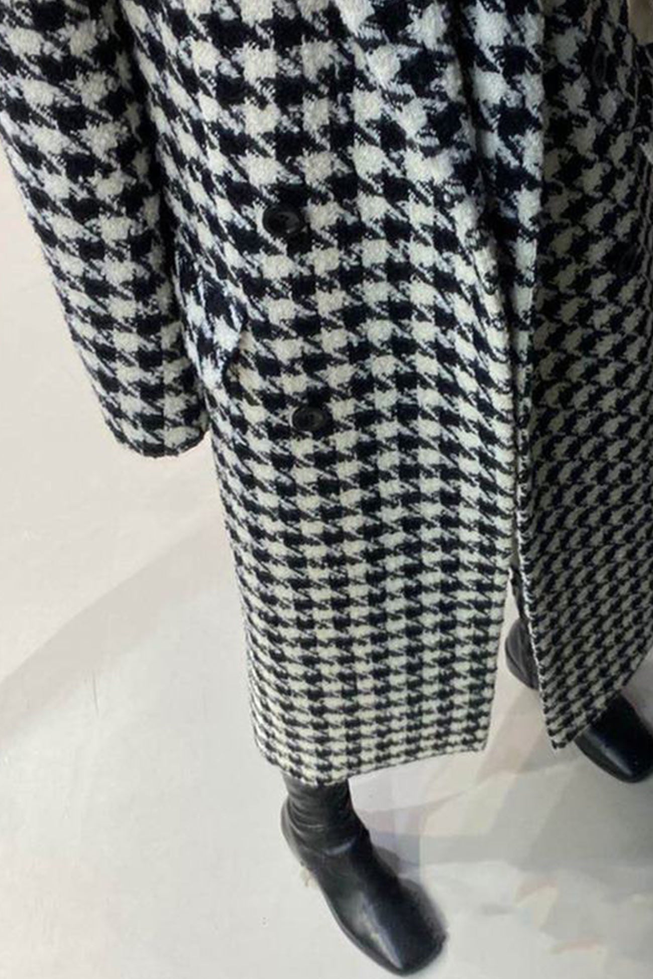 Giulia | Long coat with a houndstooth pattern and a slit at the back