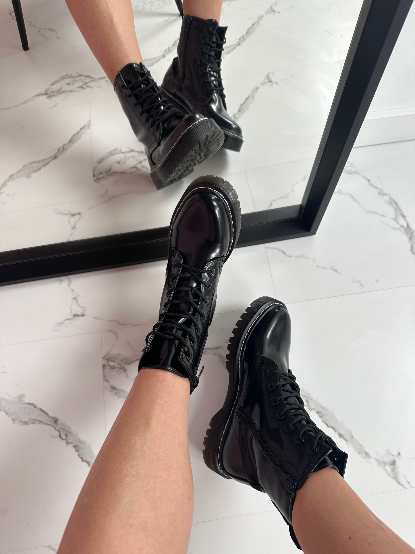 Susana | Shiny black boots