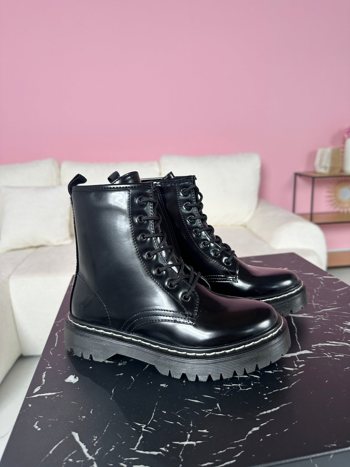 Susana | Shiny black boots