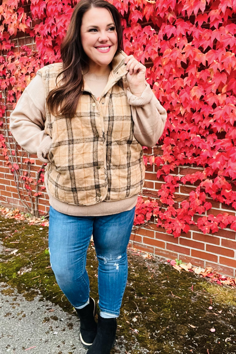 Yolaina | Taupe-colored, checked, padded quilted vest with snap fasteners