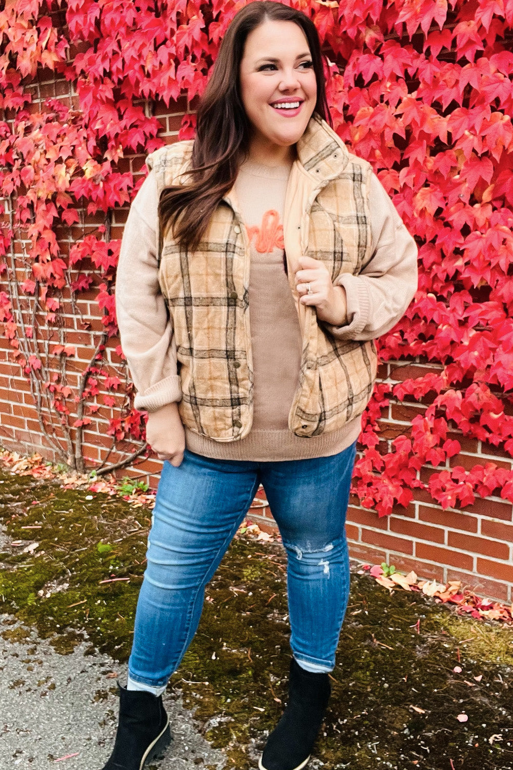 Yolaina | Taupe-colored, checked, padded quilted vest with snap fasteners