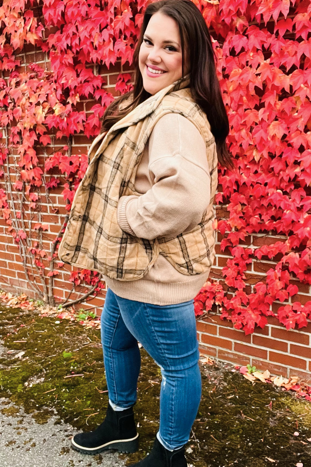 Yolaina | Taupe-colored, checked, padded quilted vest with snap fasteners