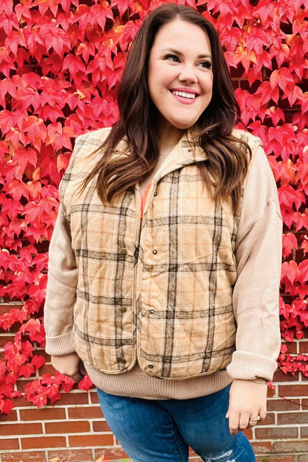 Yolaina | Taupe-colored, checked, padded quilted vest with snap fasteners