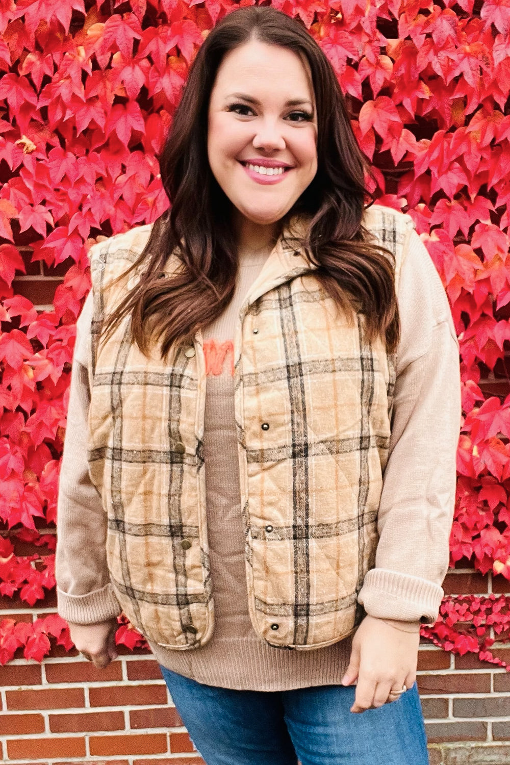 Yolaina | Taupe-colored, checked, padded quilted vest with snap fasteners