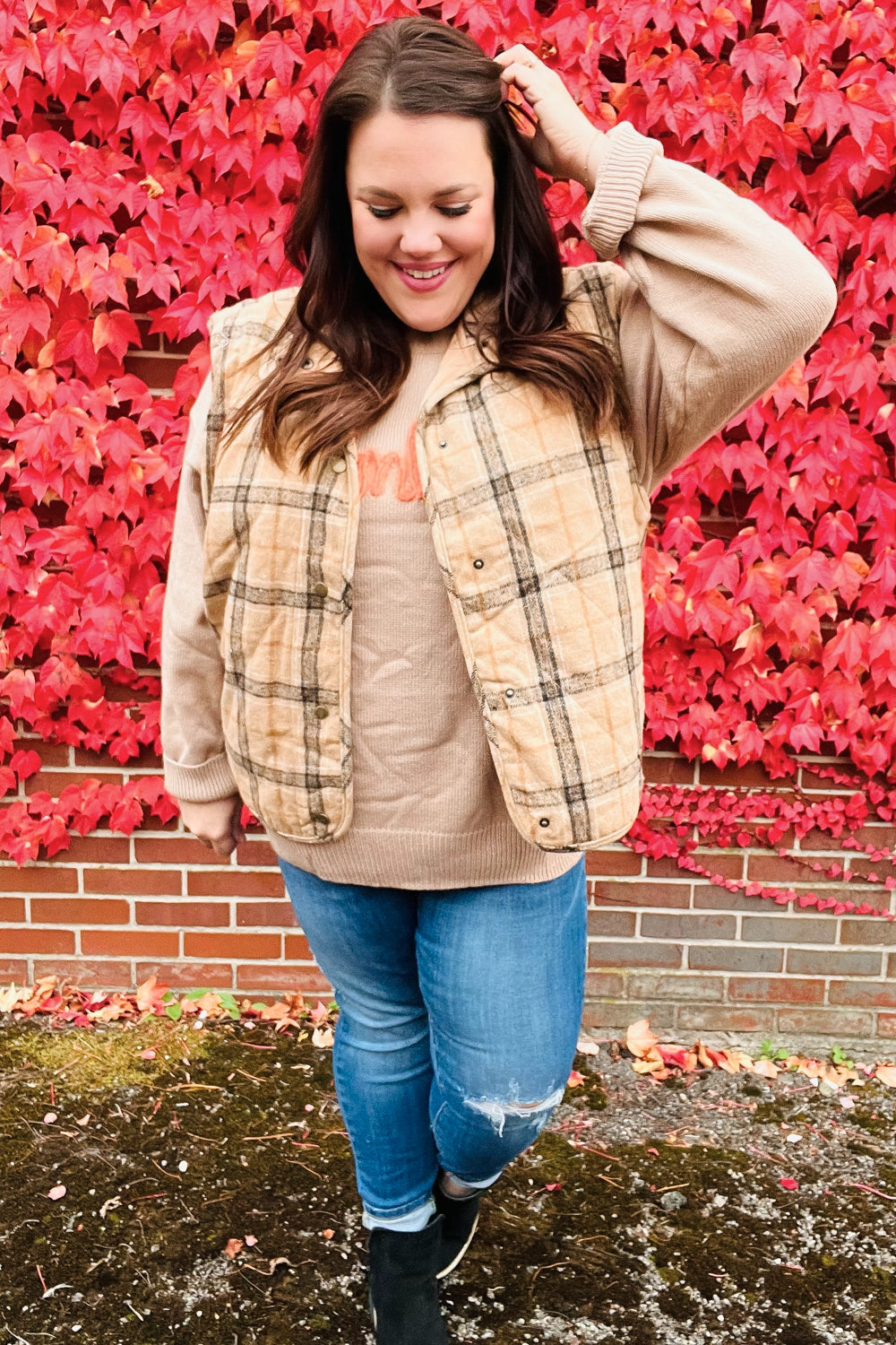 Yolaina | Taupe-colored, checked, padded quilted vest with snap fasteners