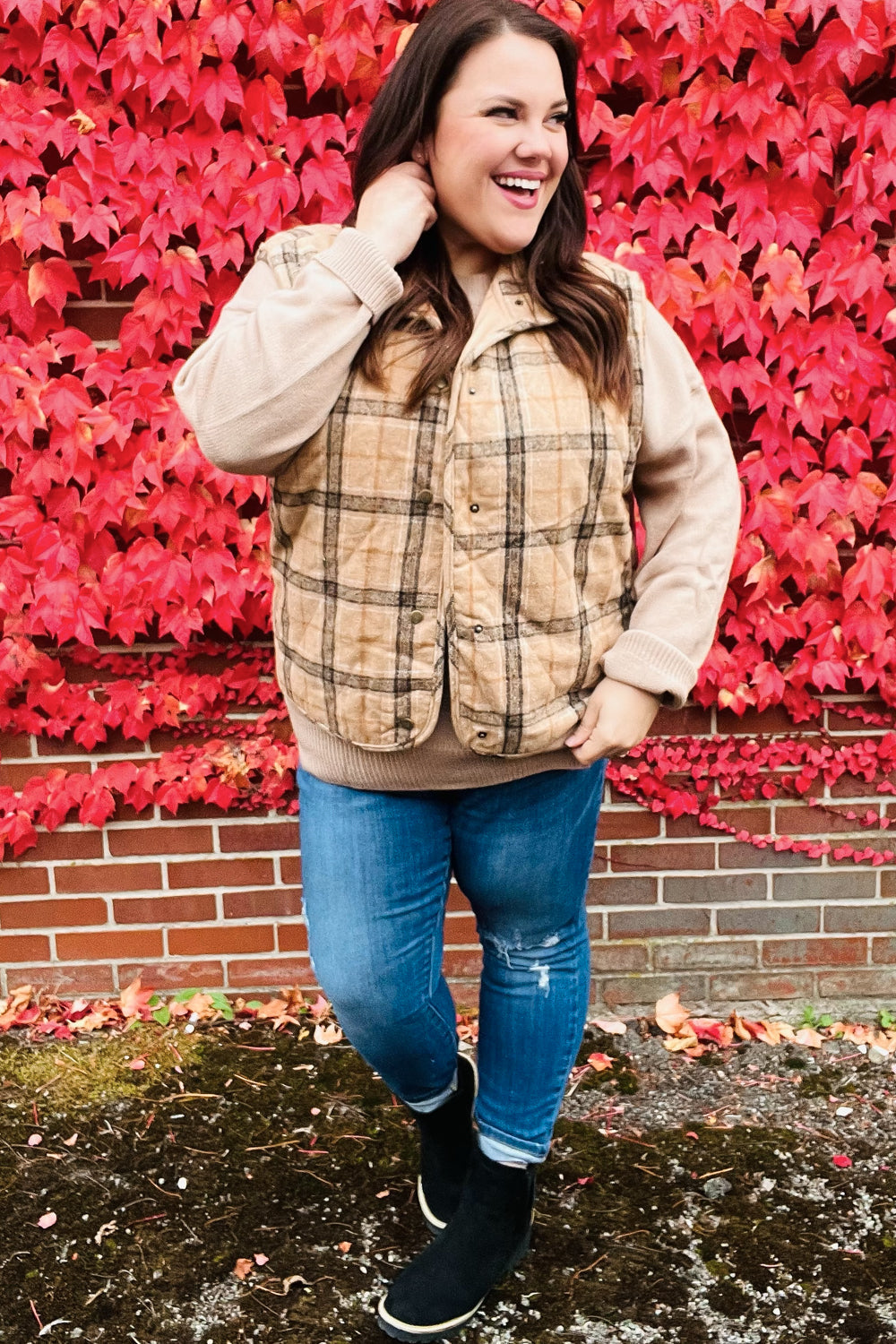 Yolaina | Taupe-colored, checked, padded quilted vest with snap fasteners