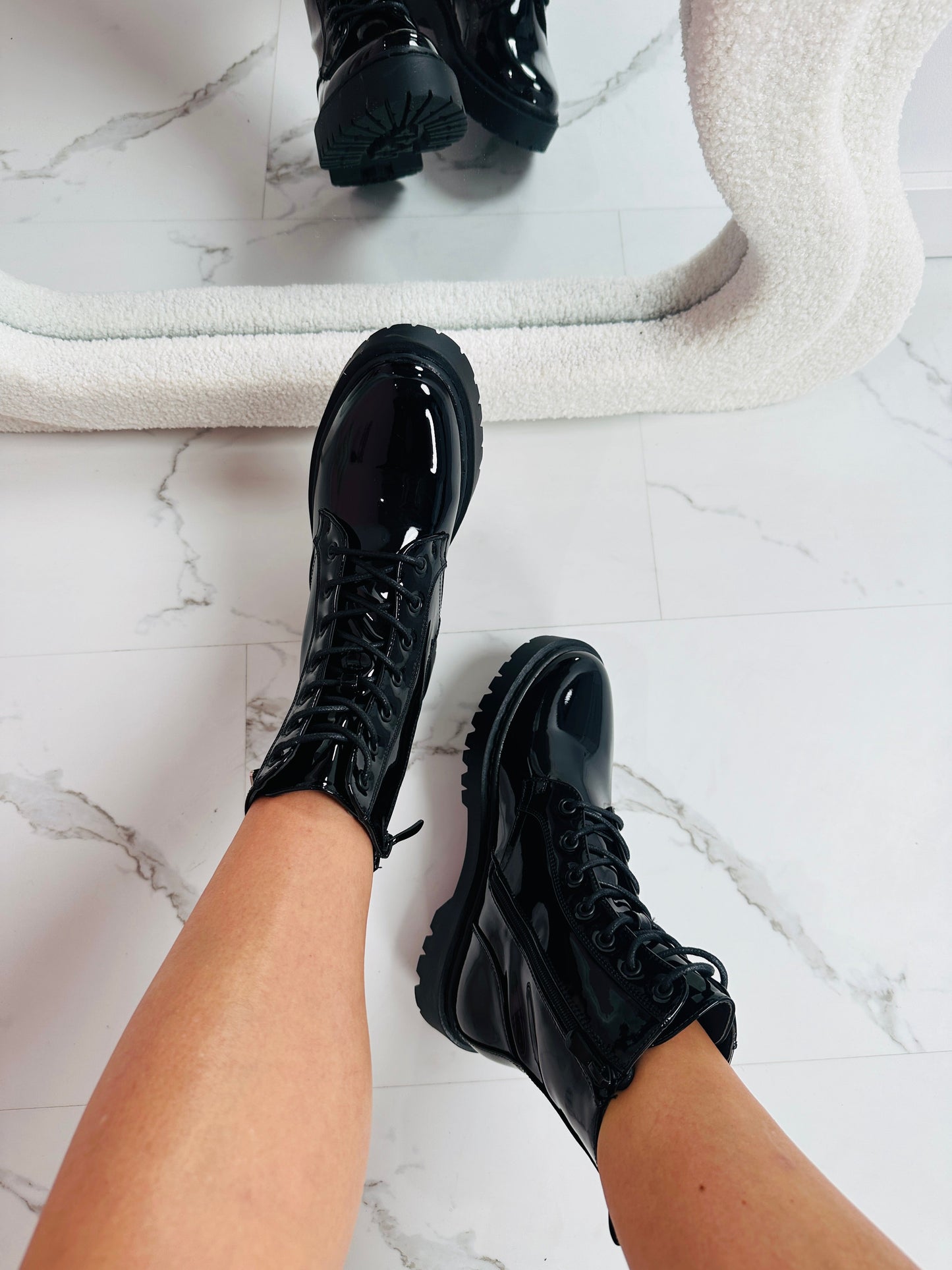 Sonia | Shiny black boots