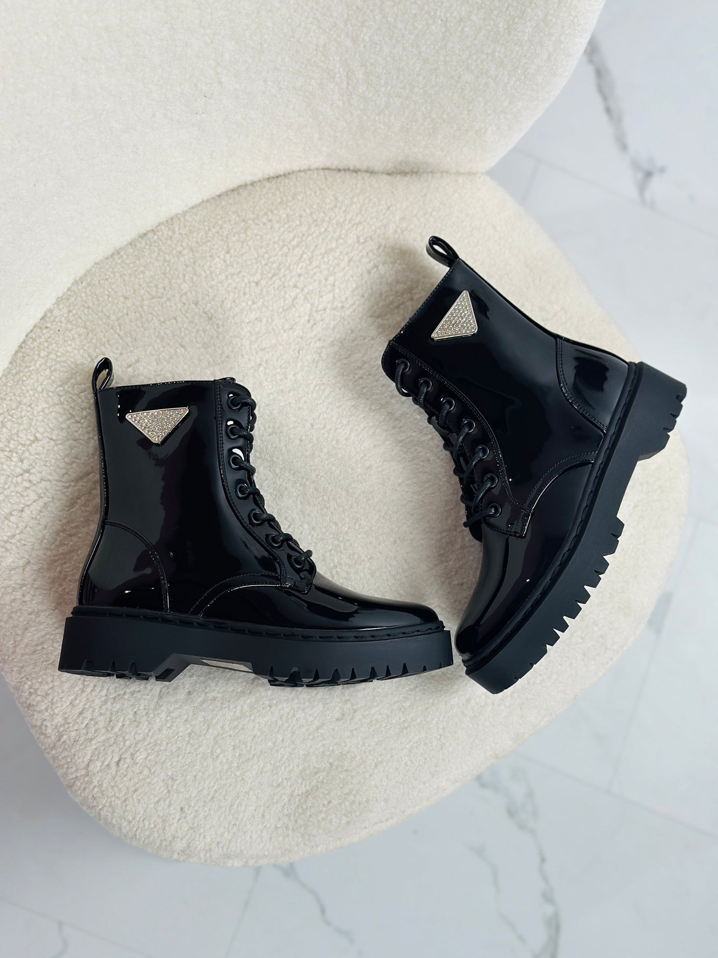 Sonia | Shiny black boots