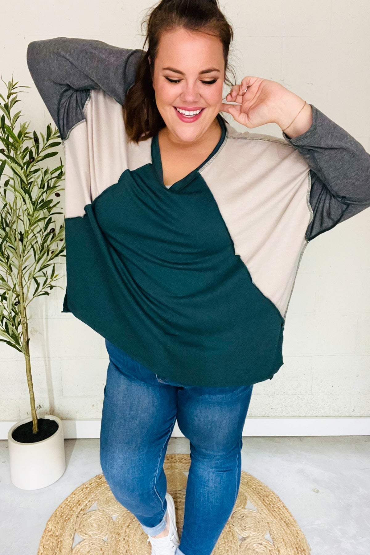 Beate | Standout hunter green raglan top with color block outseam and V-neckline