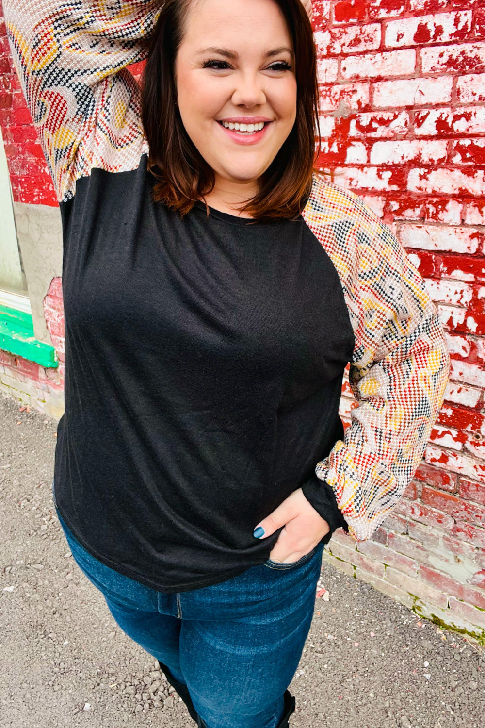 Giulia | Black structured top with bubble sleeves and abstract print